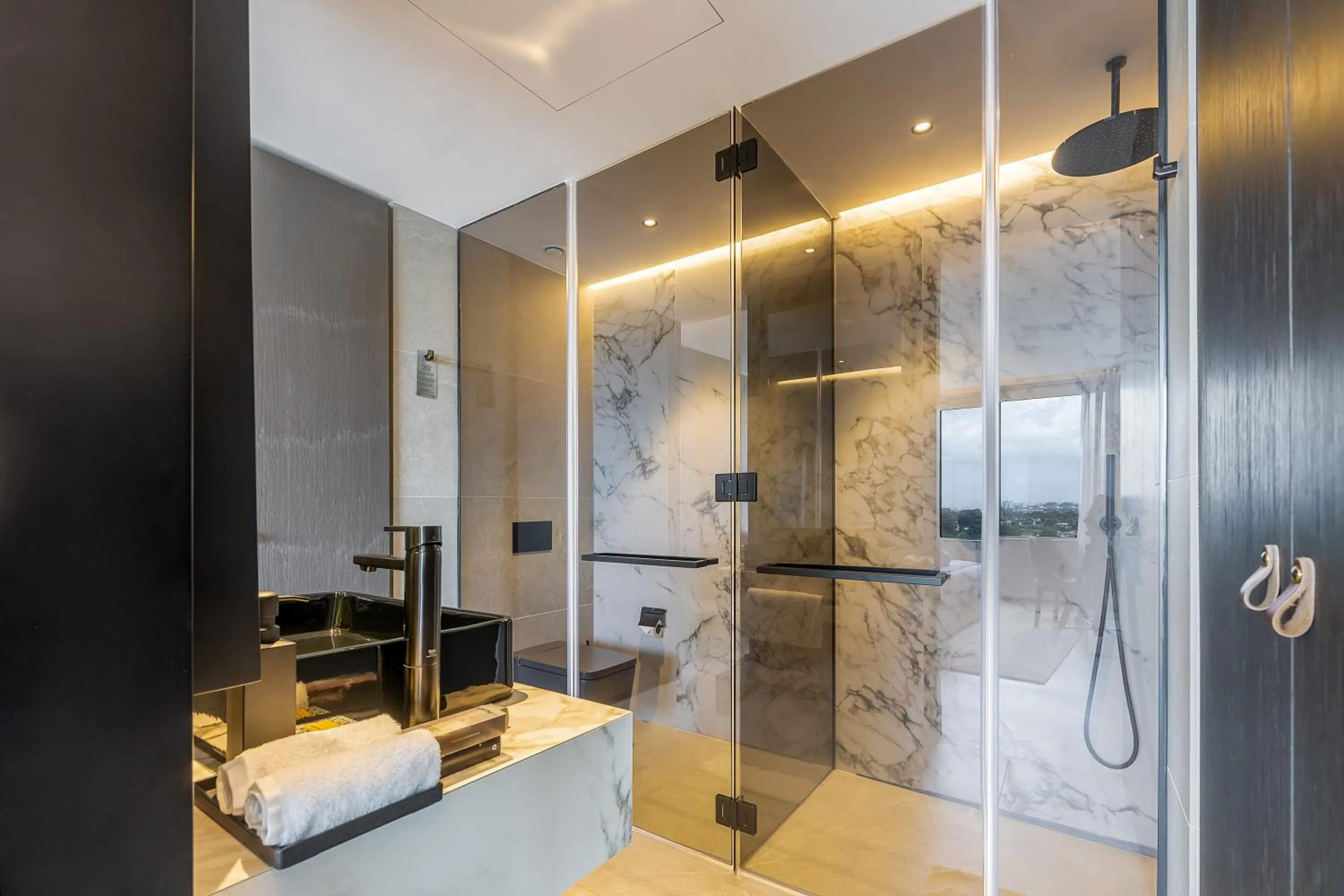 Shower in Noom Hotel Abidjan Plateau