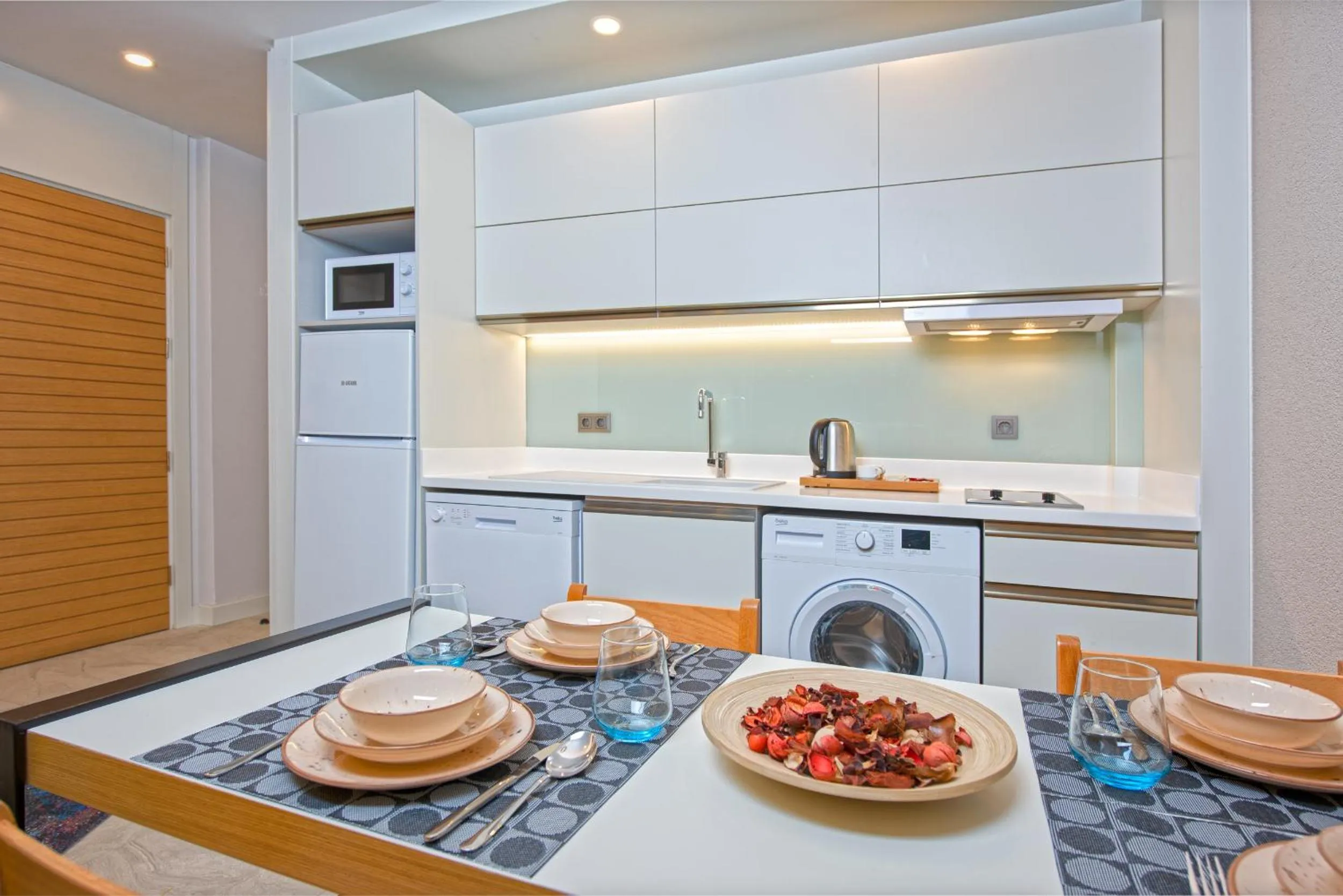 Kitchen or kitchenette in A Suite Side