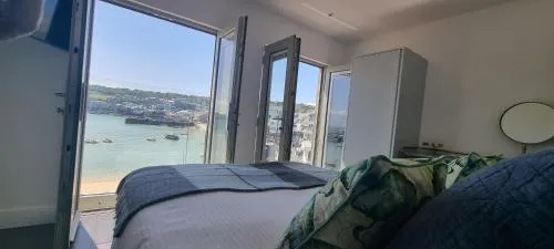 Chy Mor Apartment 2 - Stunning sea views on the harbour