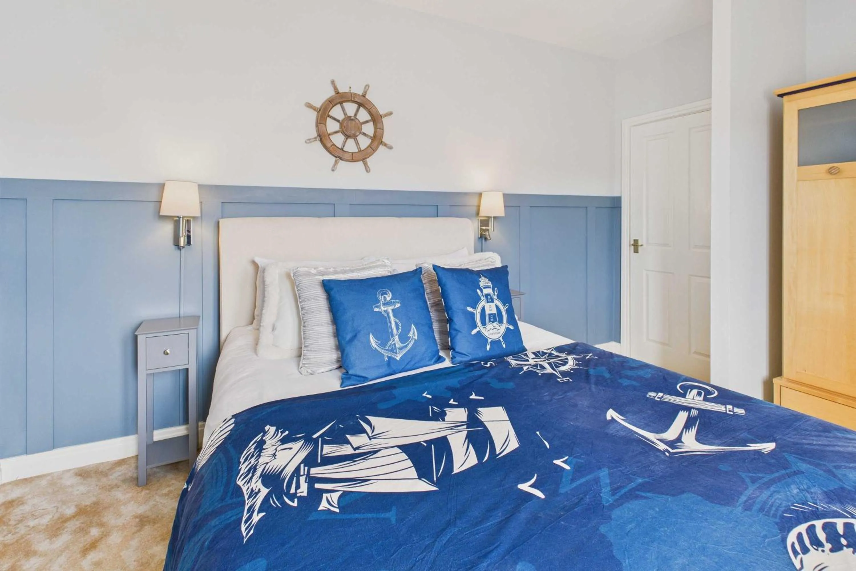 Bed in Host & Stay - Starboard Bow