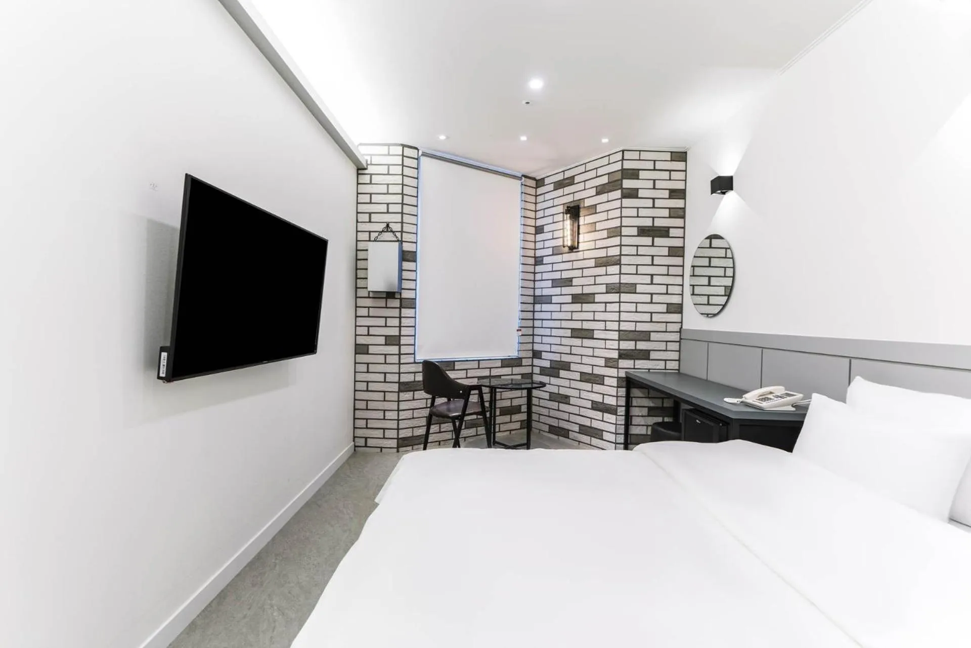 Photo of the whole room, TV/Entertainment Center in Pyeongtaek Godeok Rich Stay Hotel