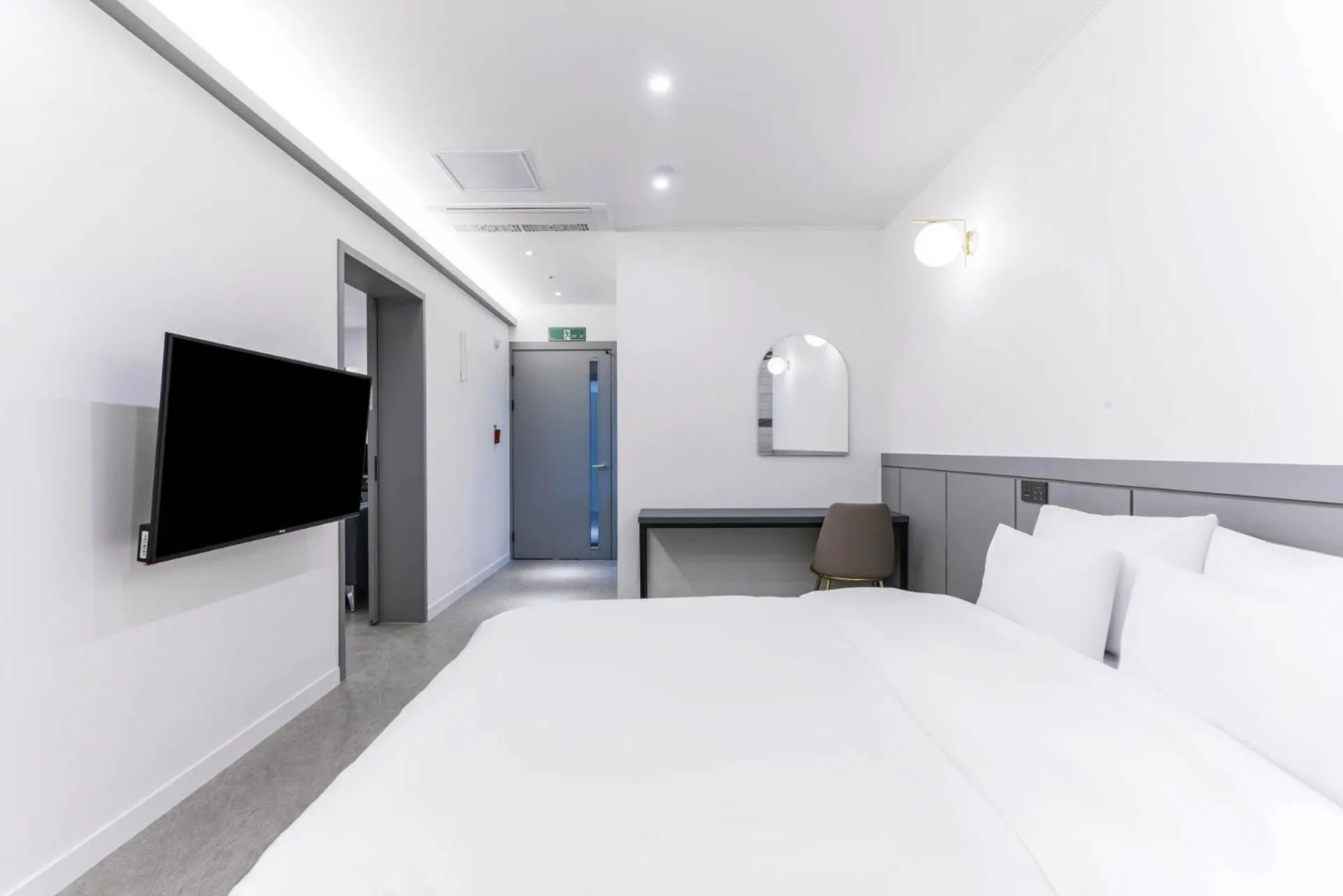 Bedroom, TV/Entertainment Center in Pyeongtaek Godeok Rich Stay Hotel