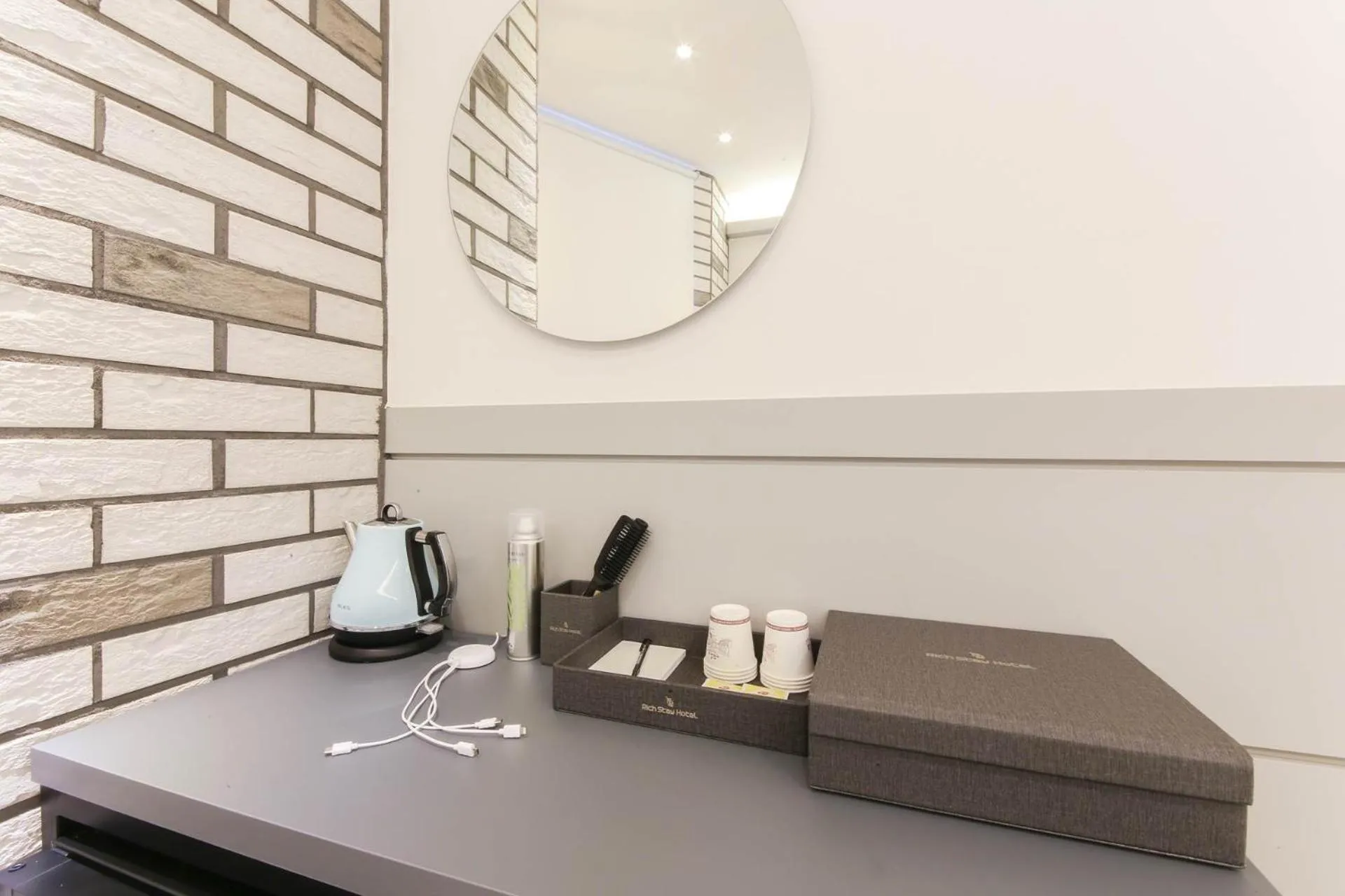 TV and multimedia in Pyeongtaek Godeok Rich Stay Hotel