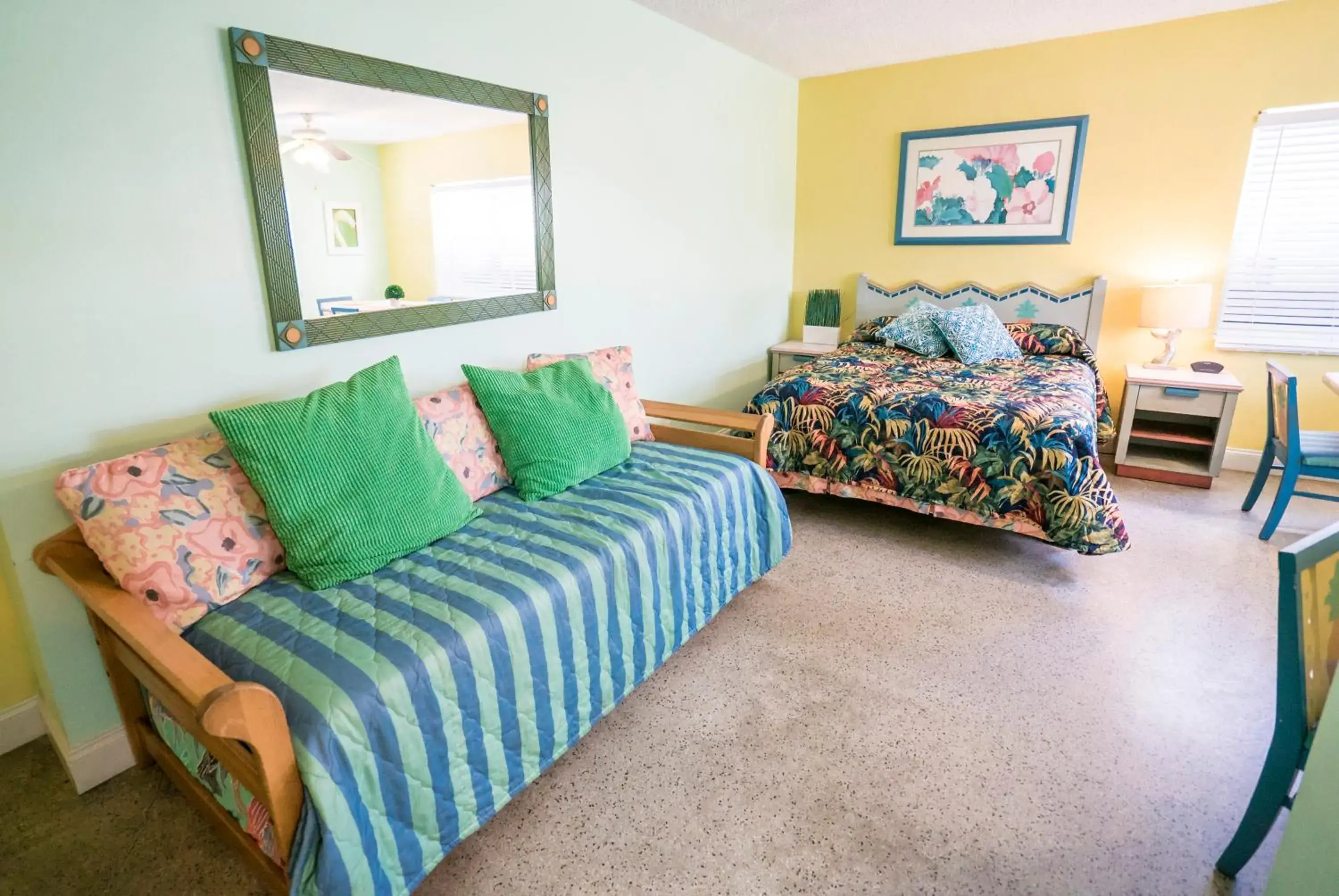 Living room, Bed in Ocean Inn Living room, Bed in Ocean Inn