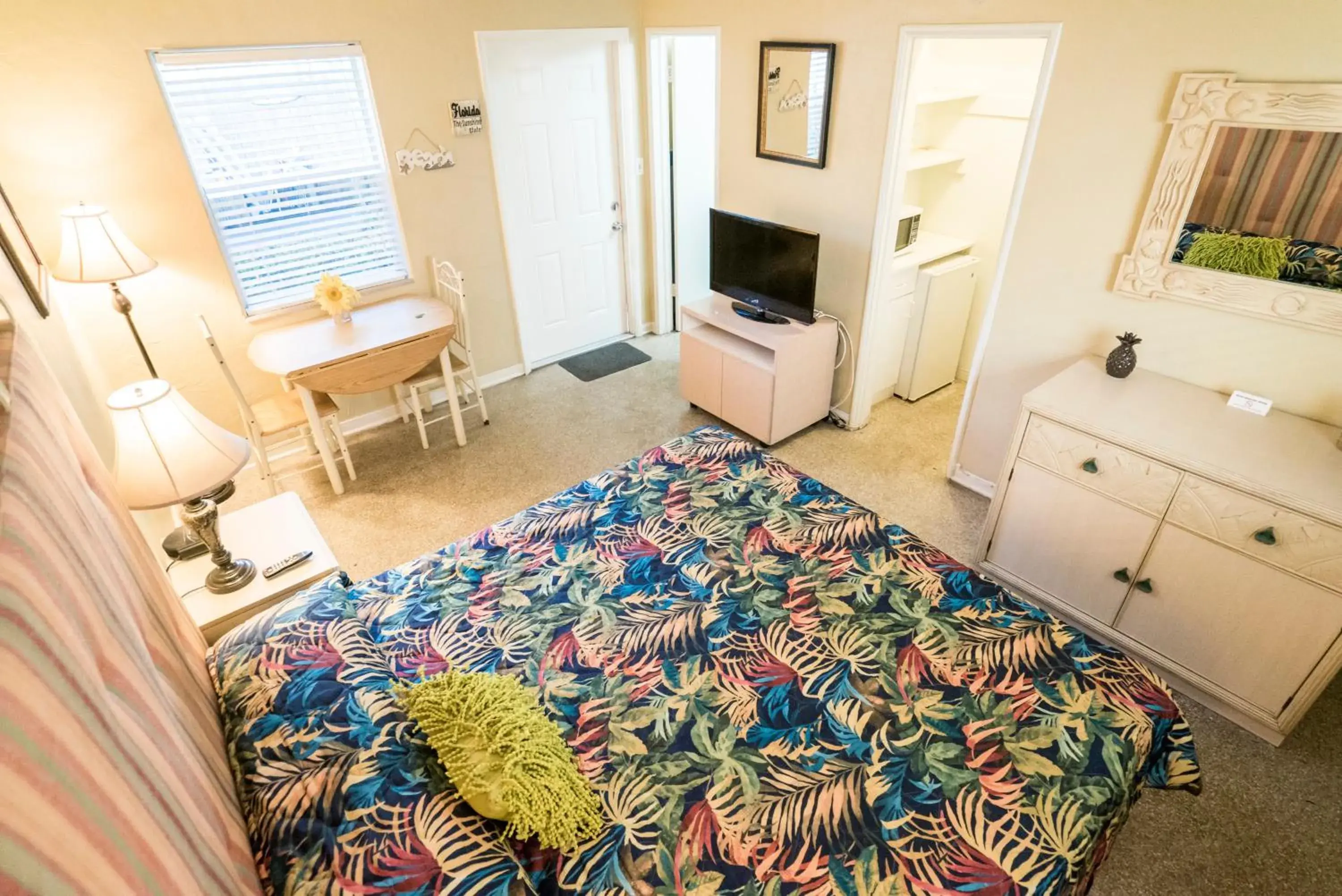 Communal lounge/ TV room, Bed in Ocean Inn Communal lounge/ TV room, Bed in Ocean Inn