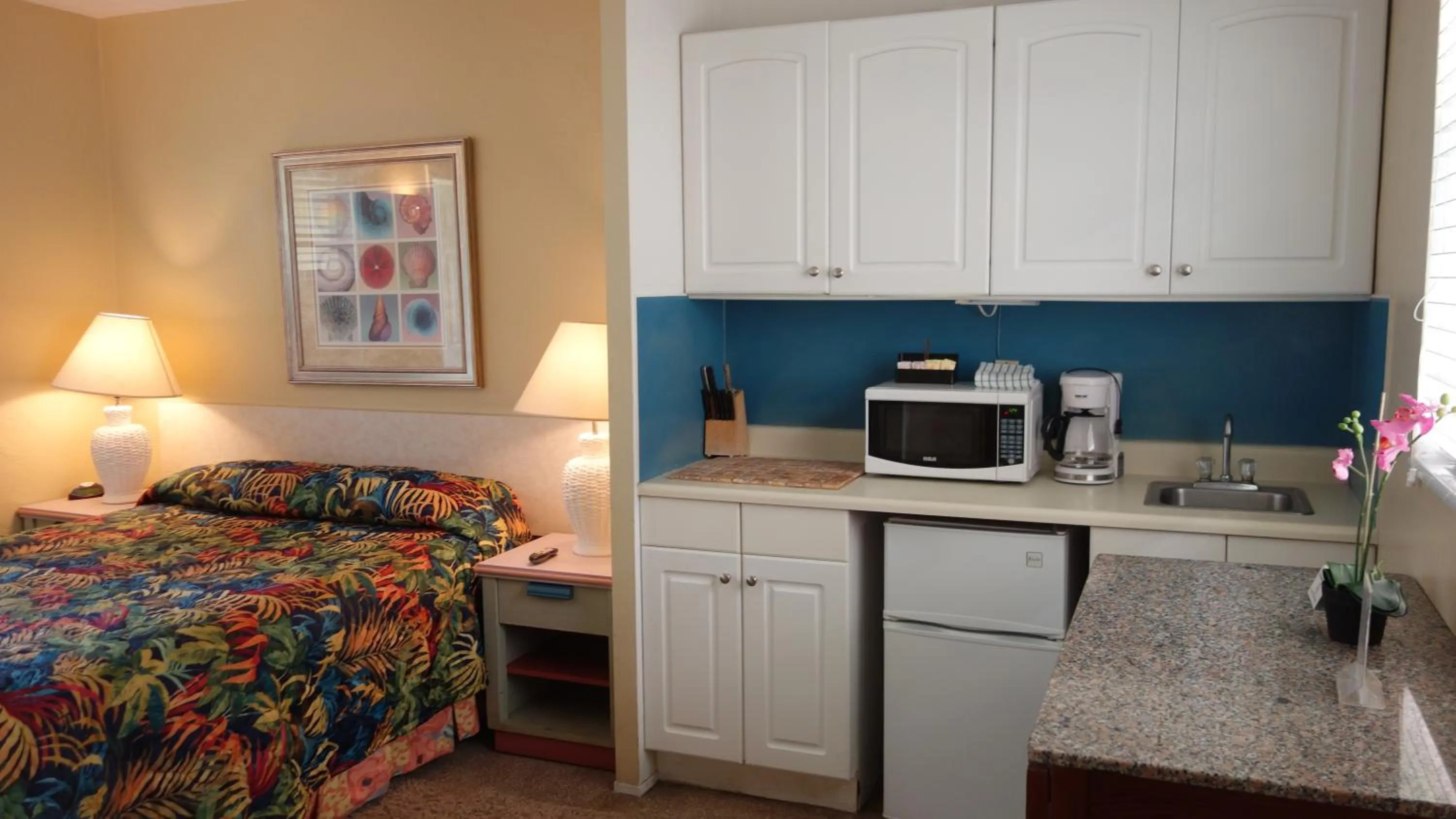 Kitchen or kitchenette, Bed in Ocean Inn