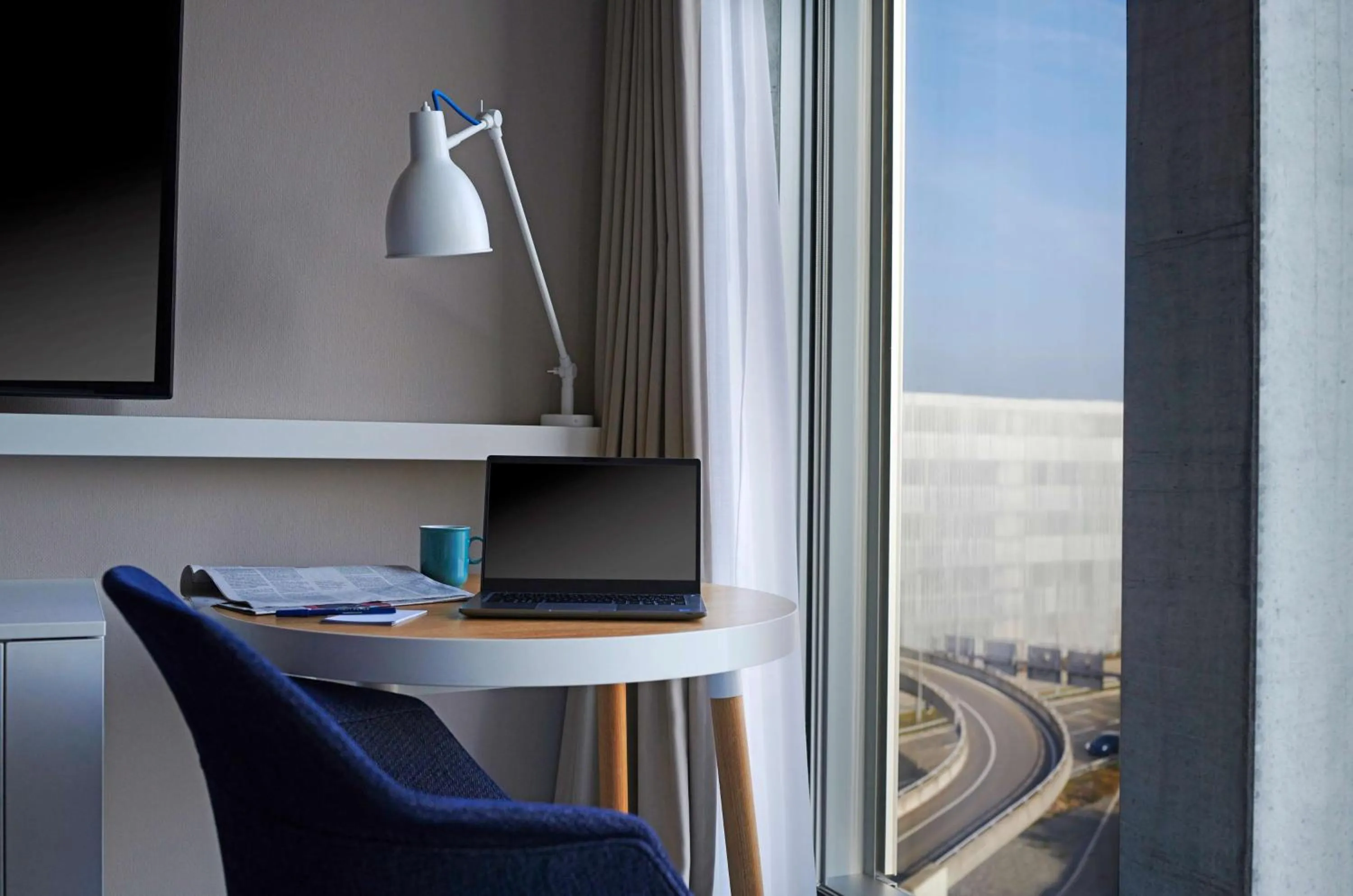 TV and multimedia in Hyatt Place Zurich Airport the Circle