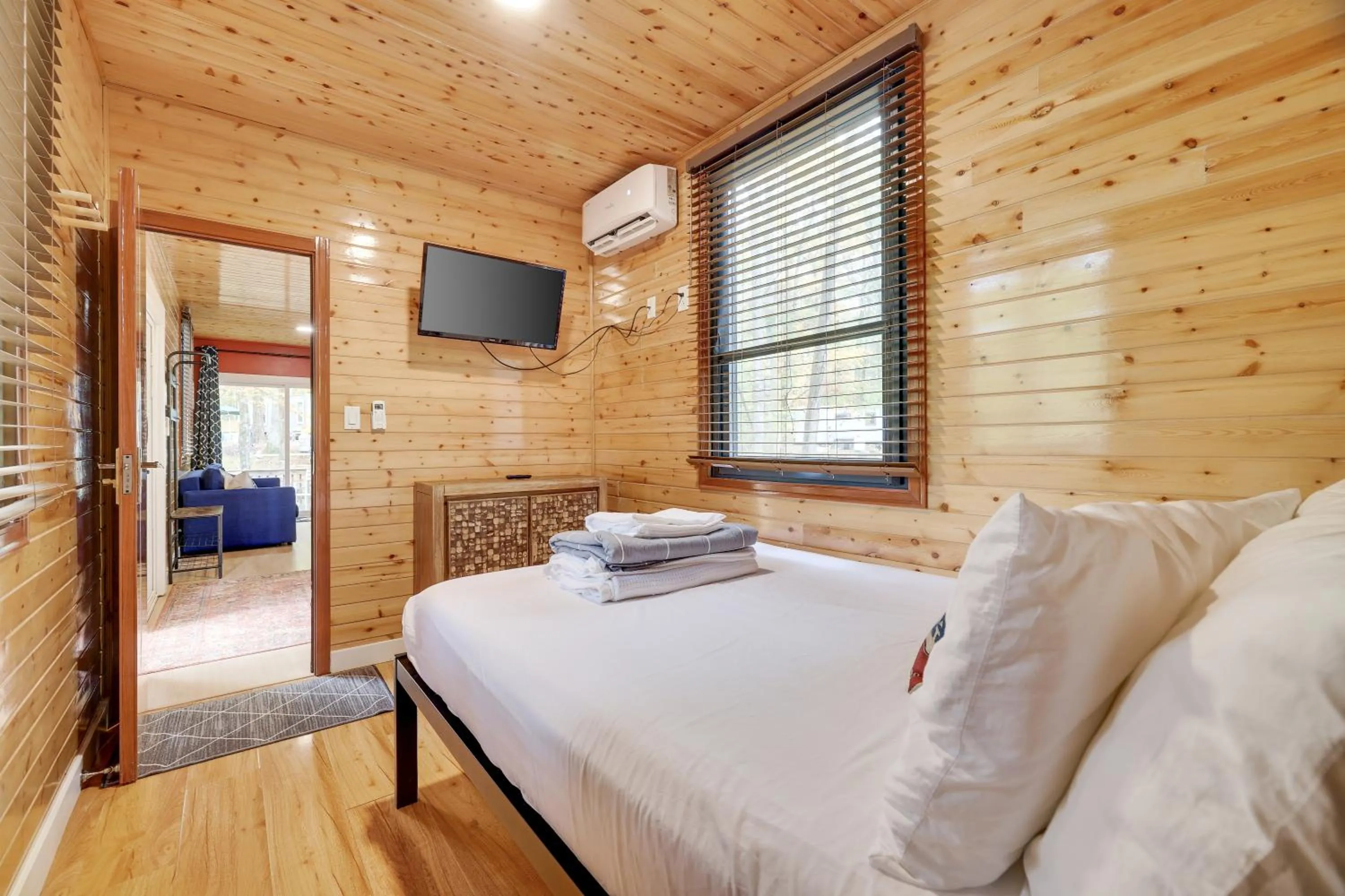 Photo of the whole room, Bed in Camptel Poconos