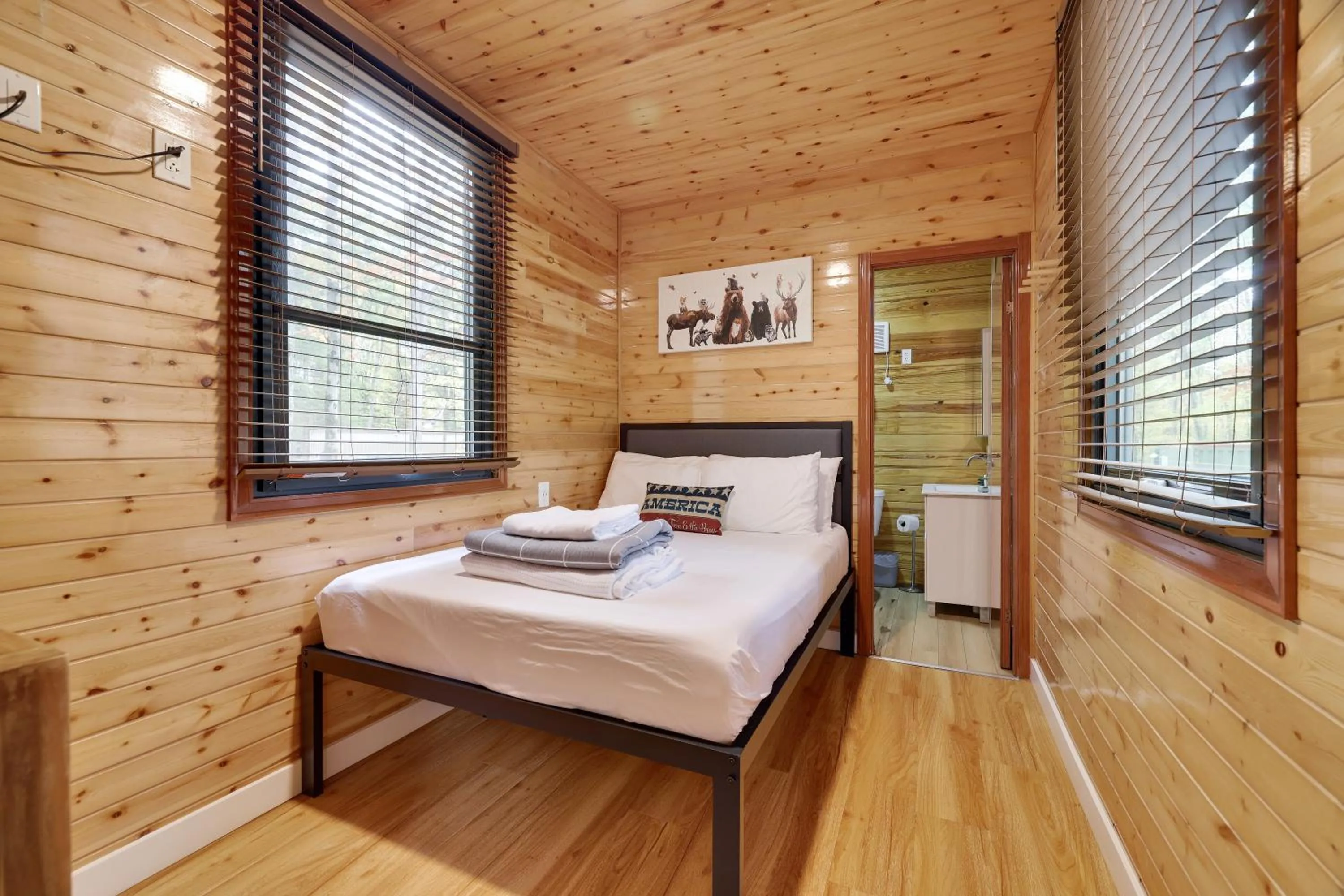 Photo of the whole room, Bed in Camptel Poconos