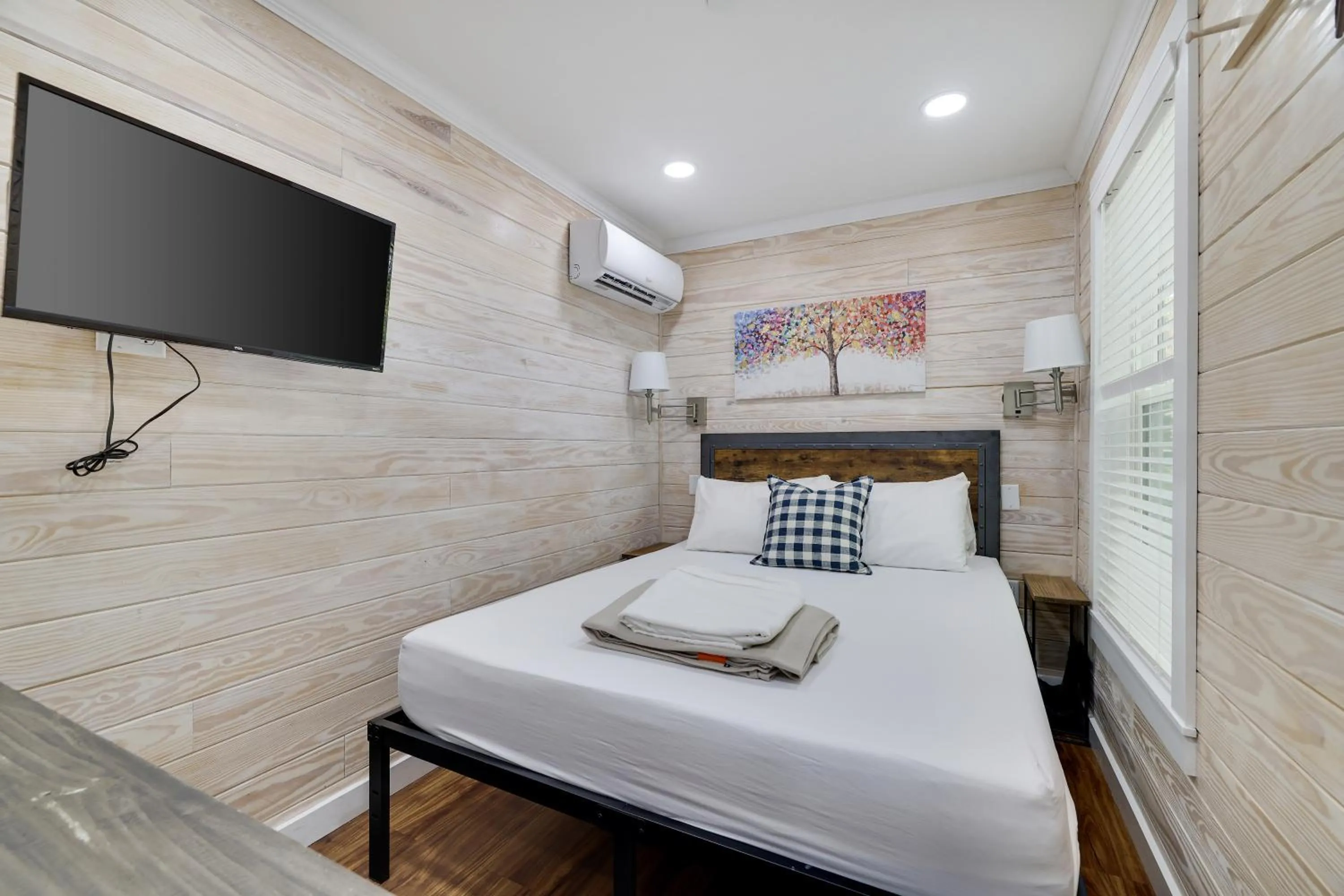 Photo of the whole room, Bed in Camptel Poconos