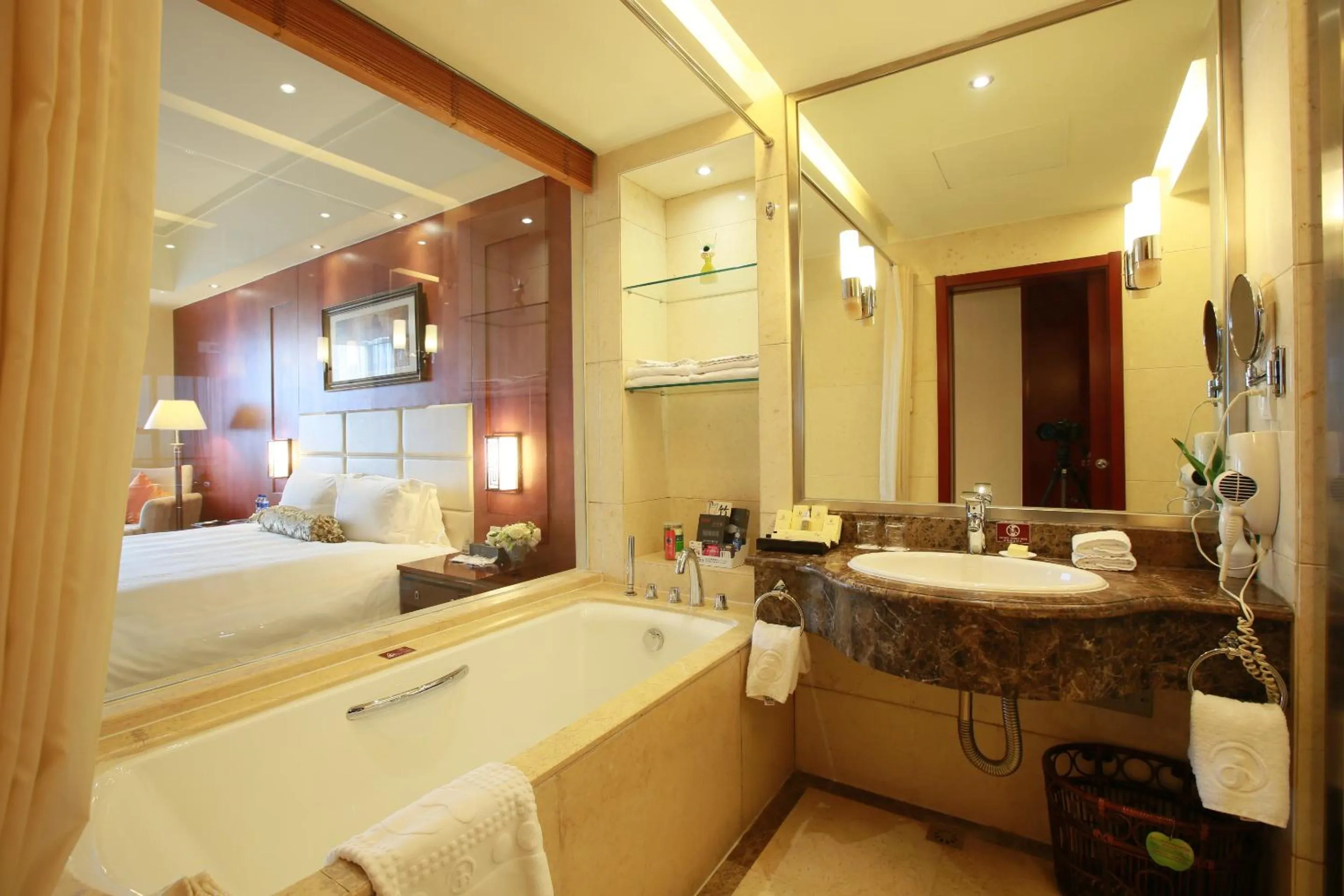 Bathroom, Bed in Beijing Jingyi Hotel
