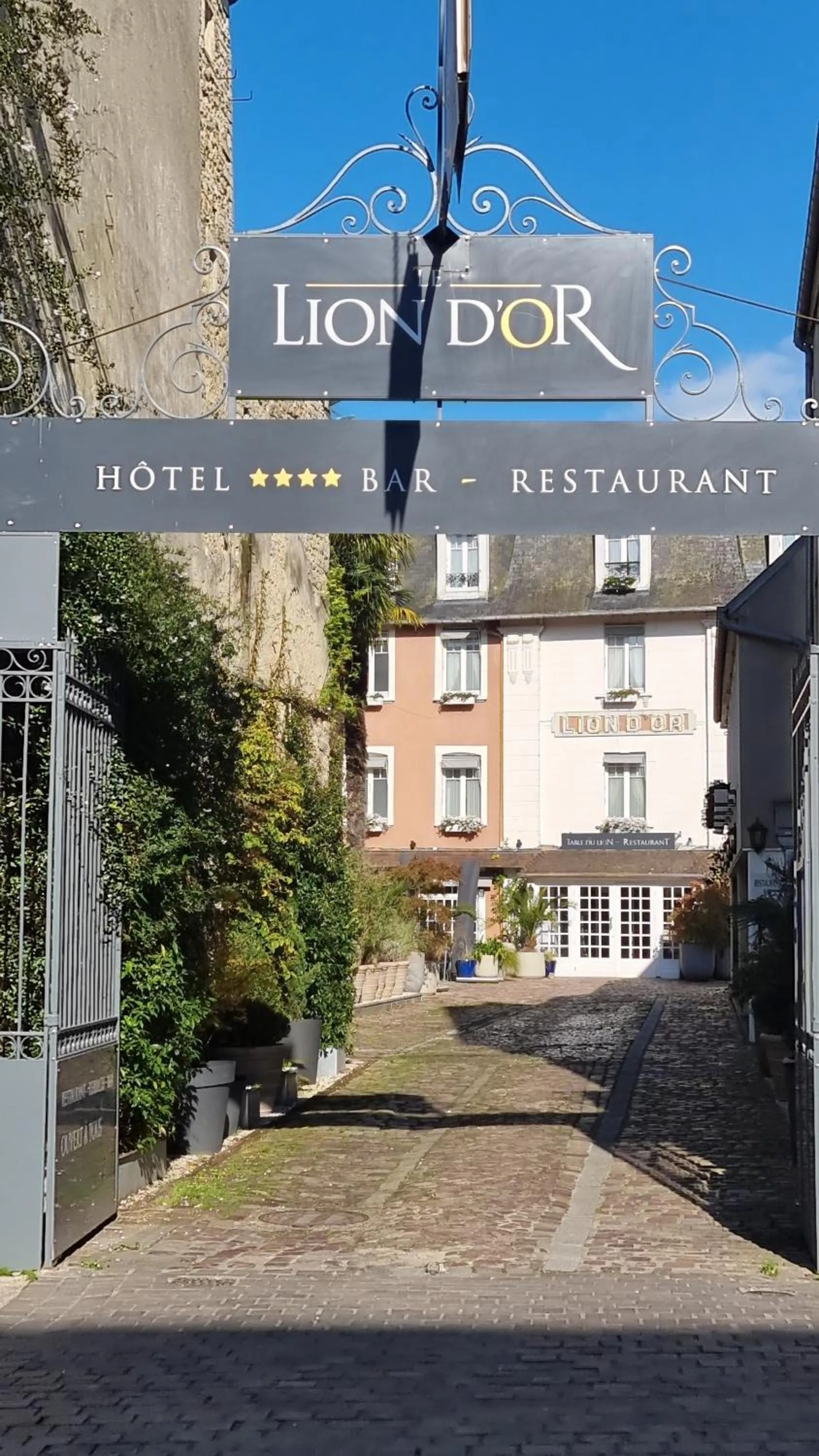 Property building in Hotel Le Lion D'Or et Restaurant La Table Du Lion