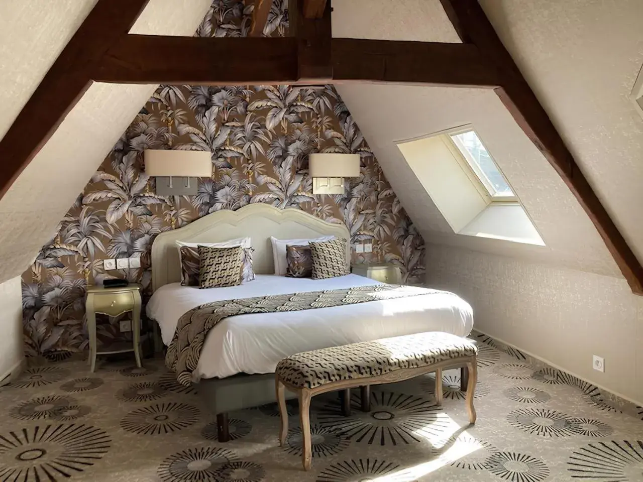 Living room, Bed in Hotel Le Lion D'Or et Restaurant La Table Du Lion Living room, Bed in Hotel Le Lion D'Or et Restaurant La Table Du Lion