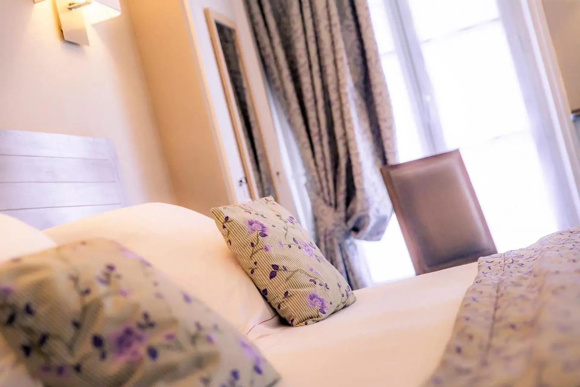 Bedroom, Bed in Hotel Le Lion D'Or et Restaurant La Table Du Lion Bedroom, Bed in Hotel Le Lion D'Or et Restaurant La Table Du Lion