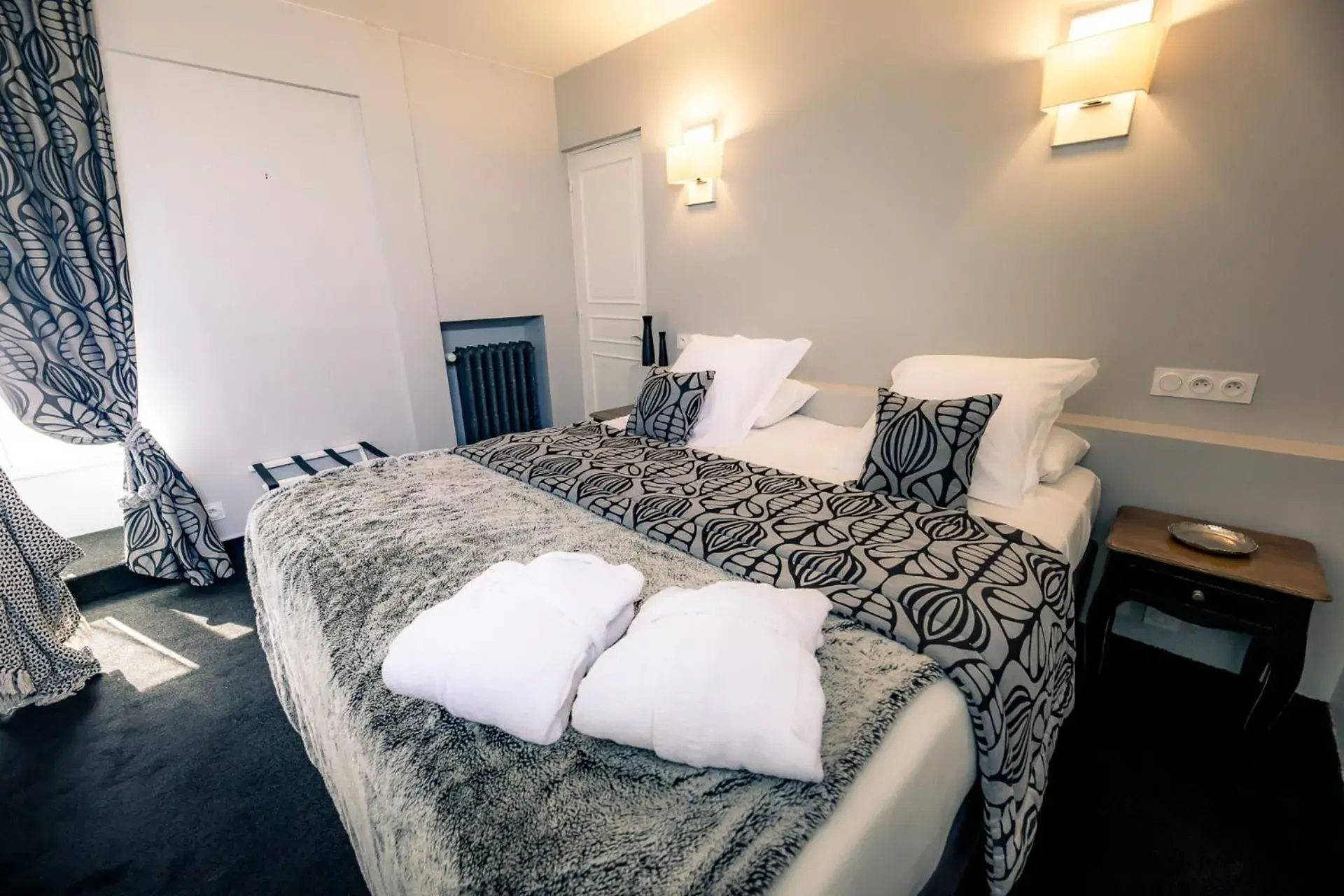 Photo of the whole room, Bed in Hotel Le Lion D'Or et Restaurant La Table Du Lion Photo of the whole room, Bed in Hotel Le Lion D'Or et Restaurant La Table Du Lion