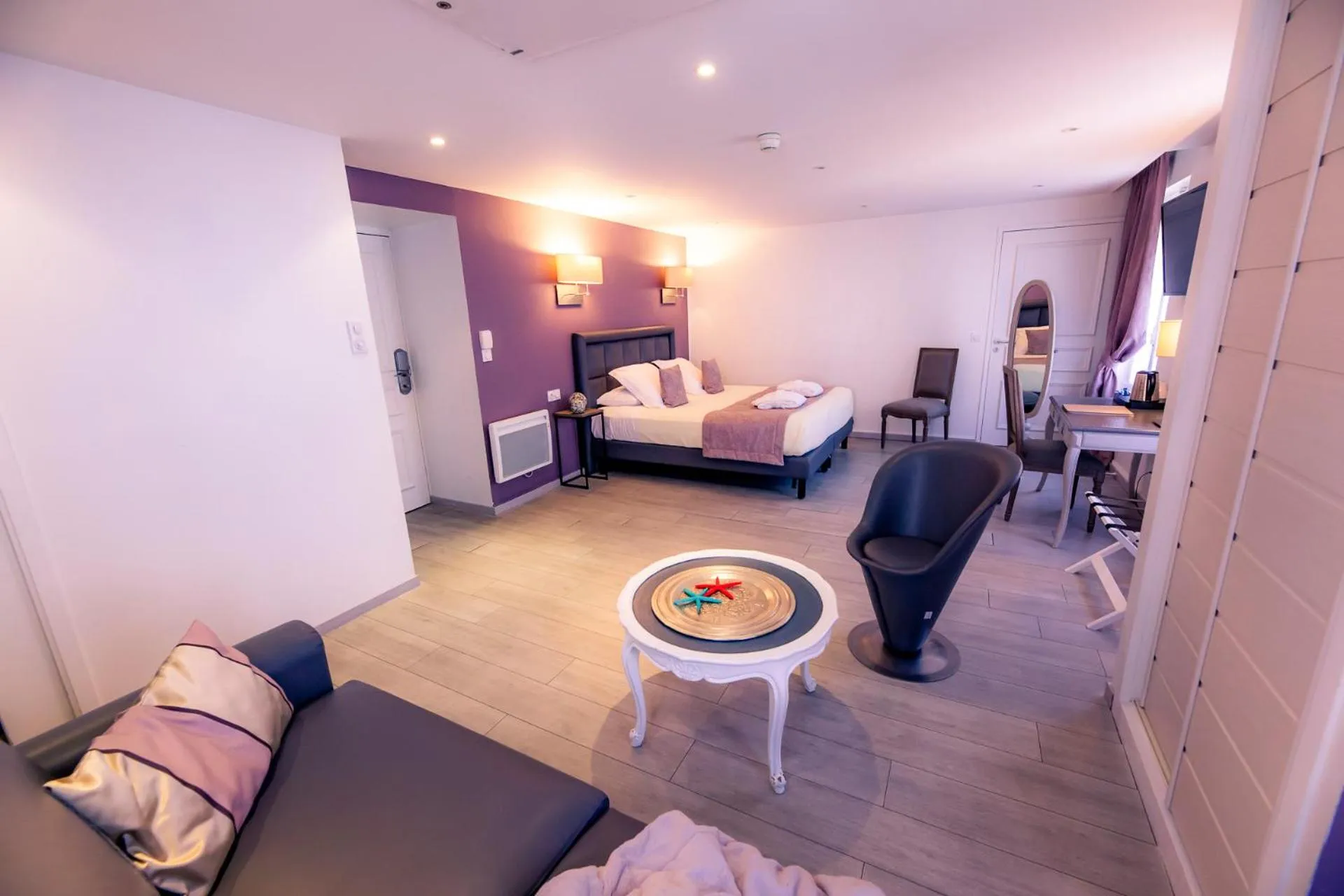 Photo of the whole room in Hotel Le Lion D'Or et Restaurant La Table Du Lion