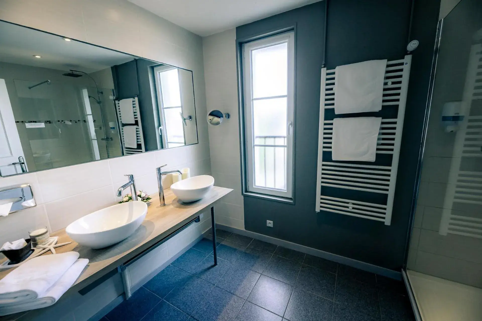 Bathroom in Hotel Le Lion D'Or et Restaurant La Table Du Lion Bathroom in Hotel Le Lion D'Or et Restaurant La Table Du Lion