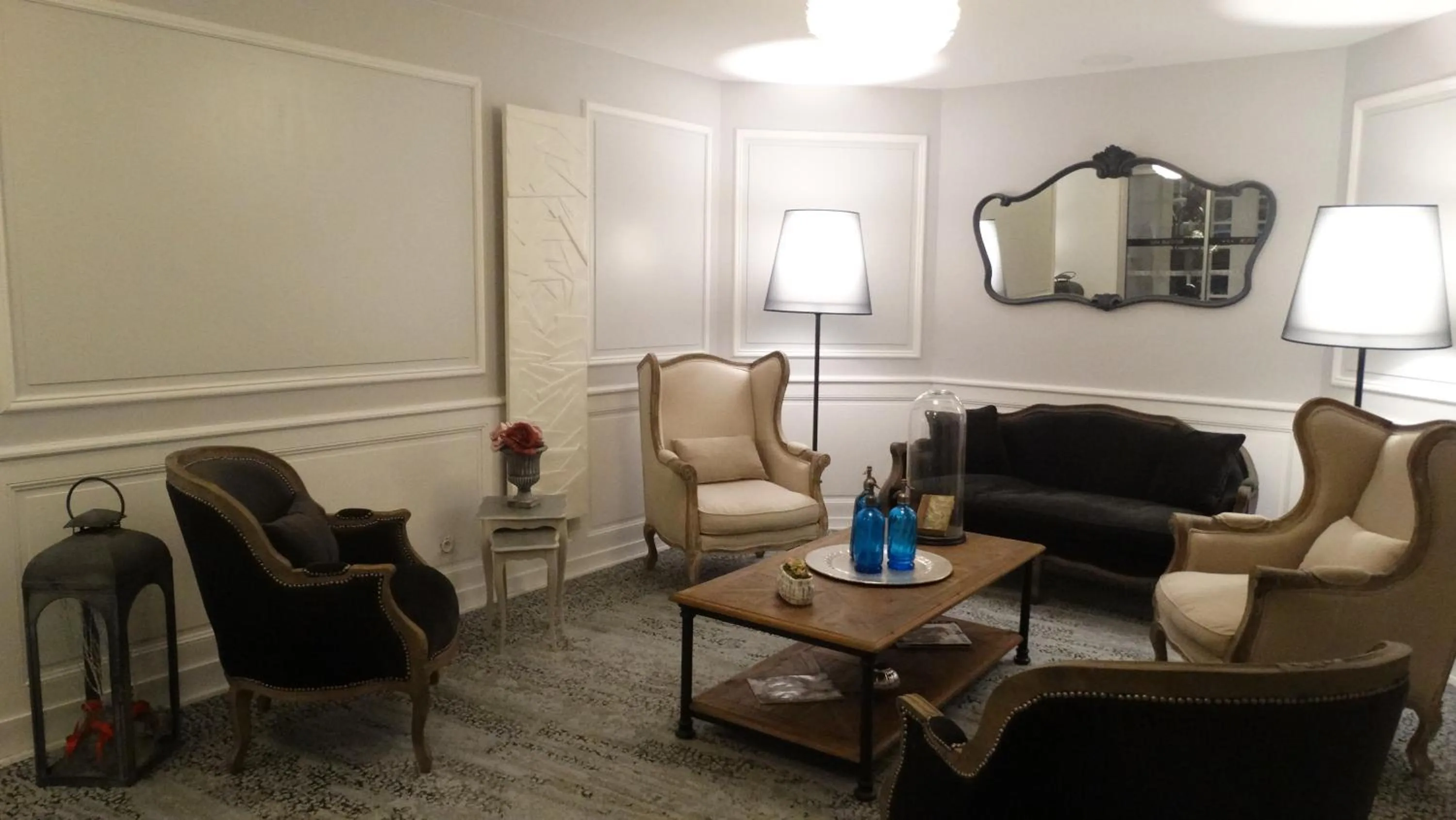 Lounge or bar in Hotel Le Lion D'Or et Restaurant La Table Du Lion