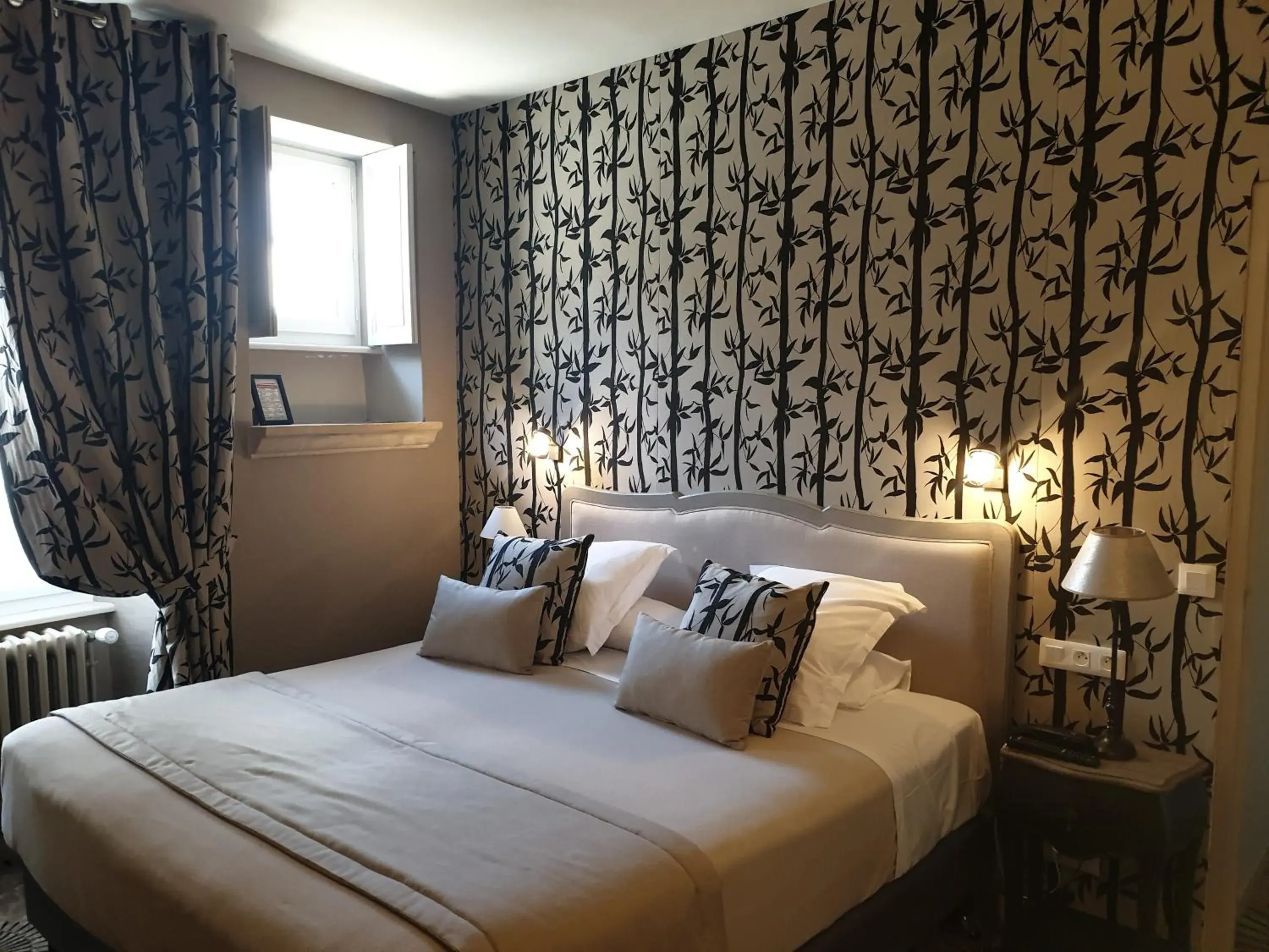 Bed in Hotel Le Lion D'Or et Restaurant La Table Du Lion Bed in Hotel Le Lion D'Or et Restaurant La Table Du Lion