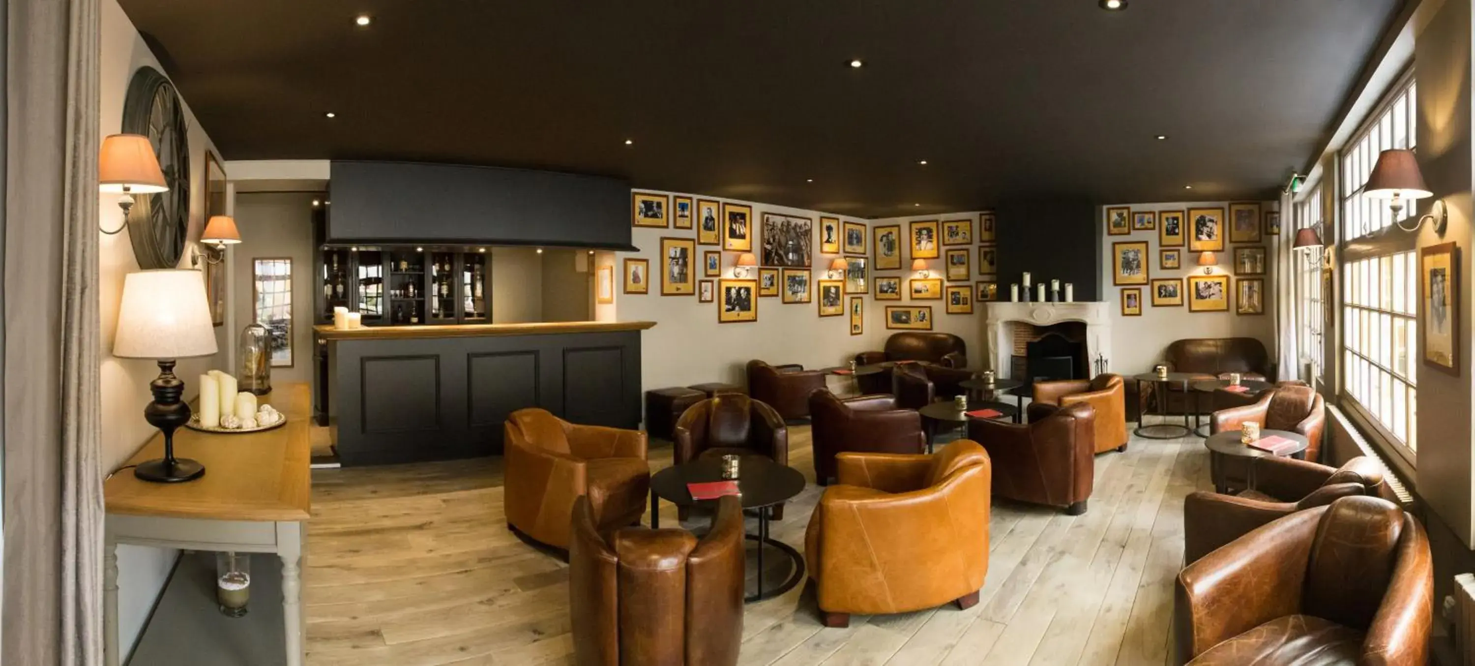 Lounge or bar in Hotel Le Lion D'Or et Restaurant La Table Du Lion Lounge or bar in Hotel Le Lion D'Or et Restaurant La Table Du Lion
