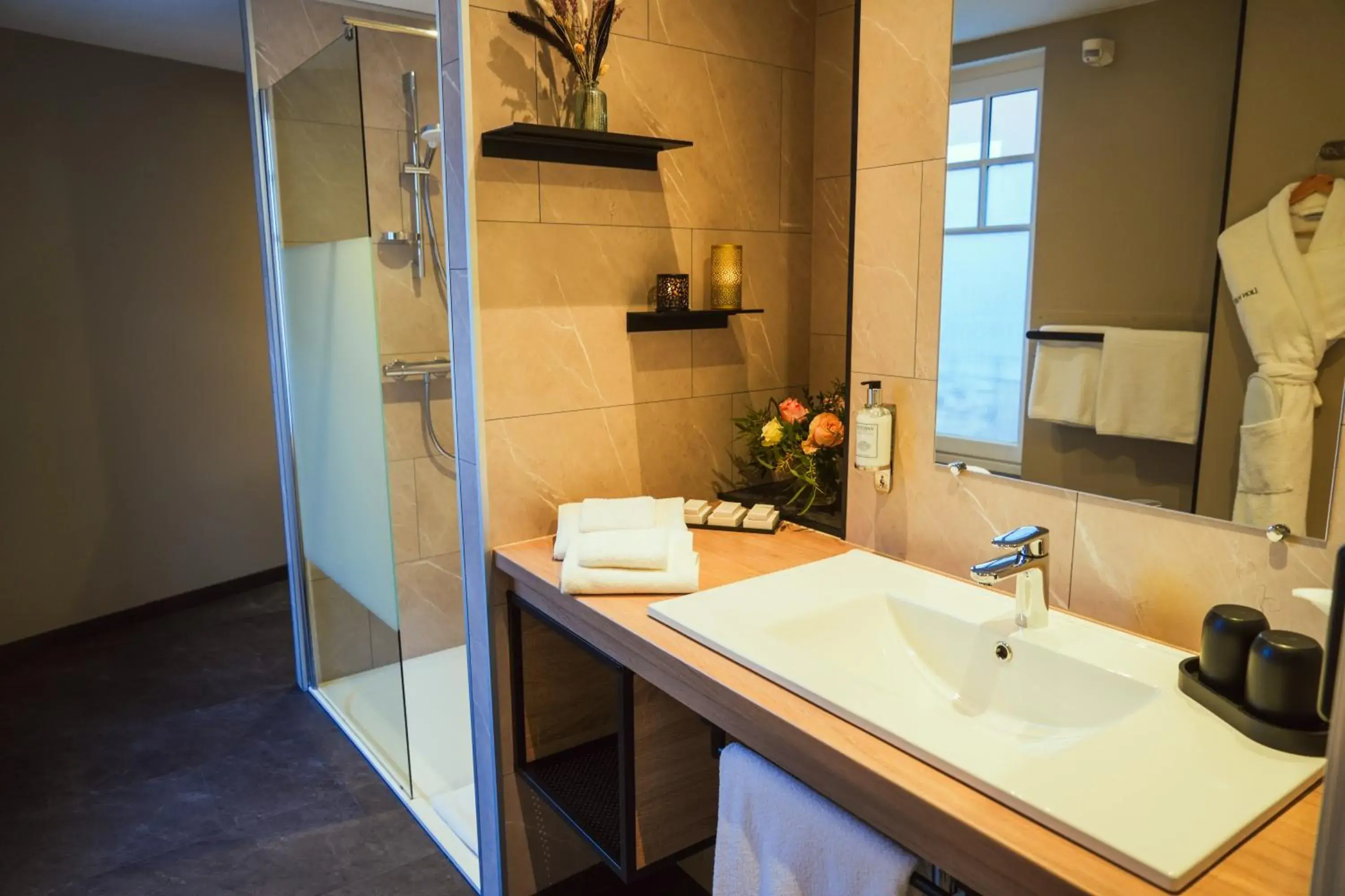 Bathroom in Hotel Le Lion D'Or et Restaurant La Table Du Lion Bathroom in Hotel Le Lion D'Or et Restaurant La Table Du Lion