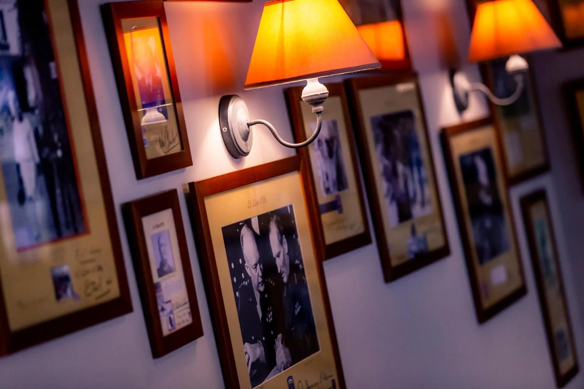 Lounge or bar in Hotel Le Lion D'Or et Restaurant La Table Du Lion