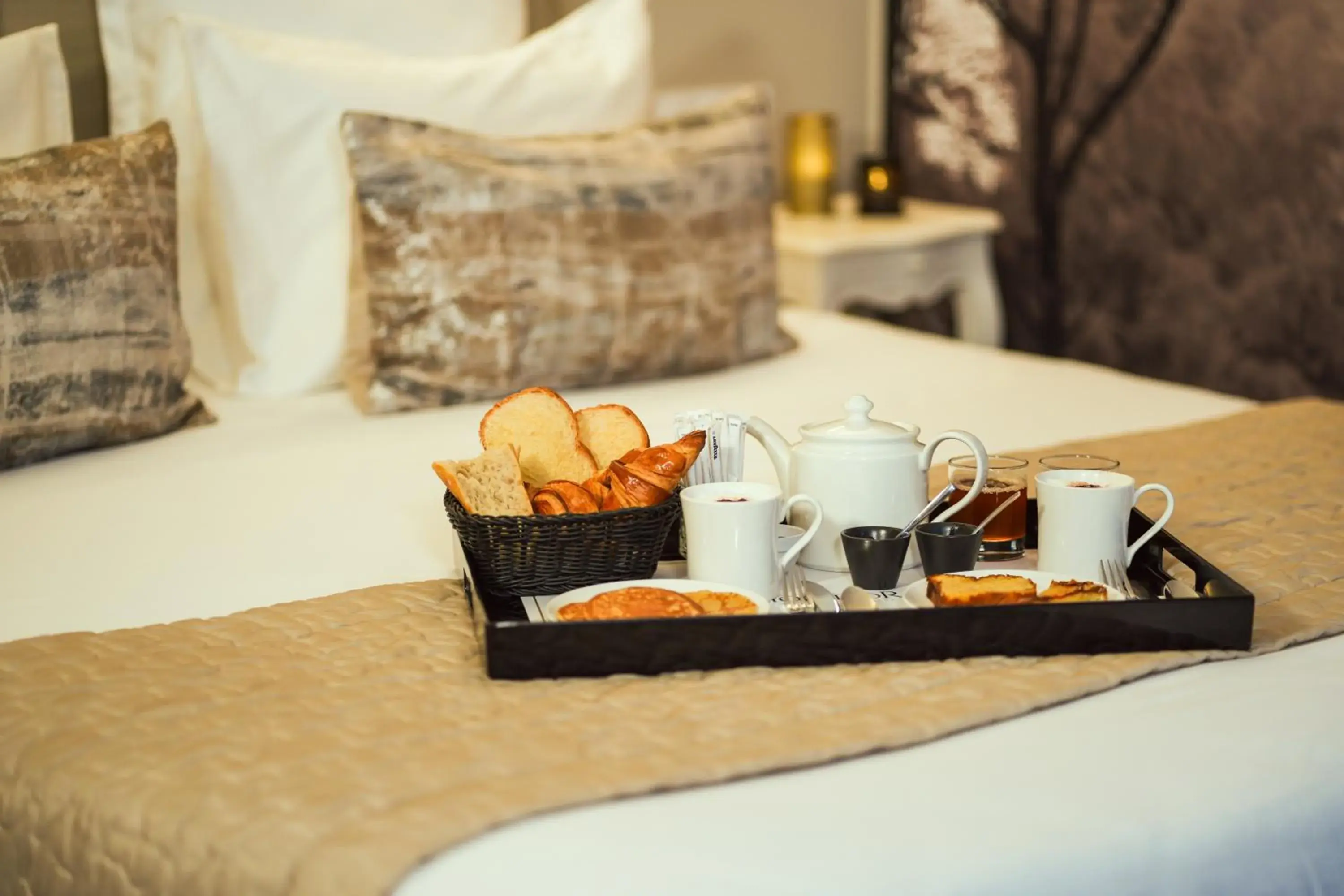 Breakfast, Bed in Hotel Le Lion D'Or et Restaurant La Table Du Lion Breakfast, Bed in Hotel Le Lion D'Or et Restaurant La Table Du Lion