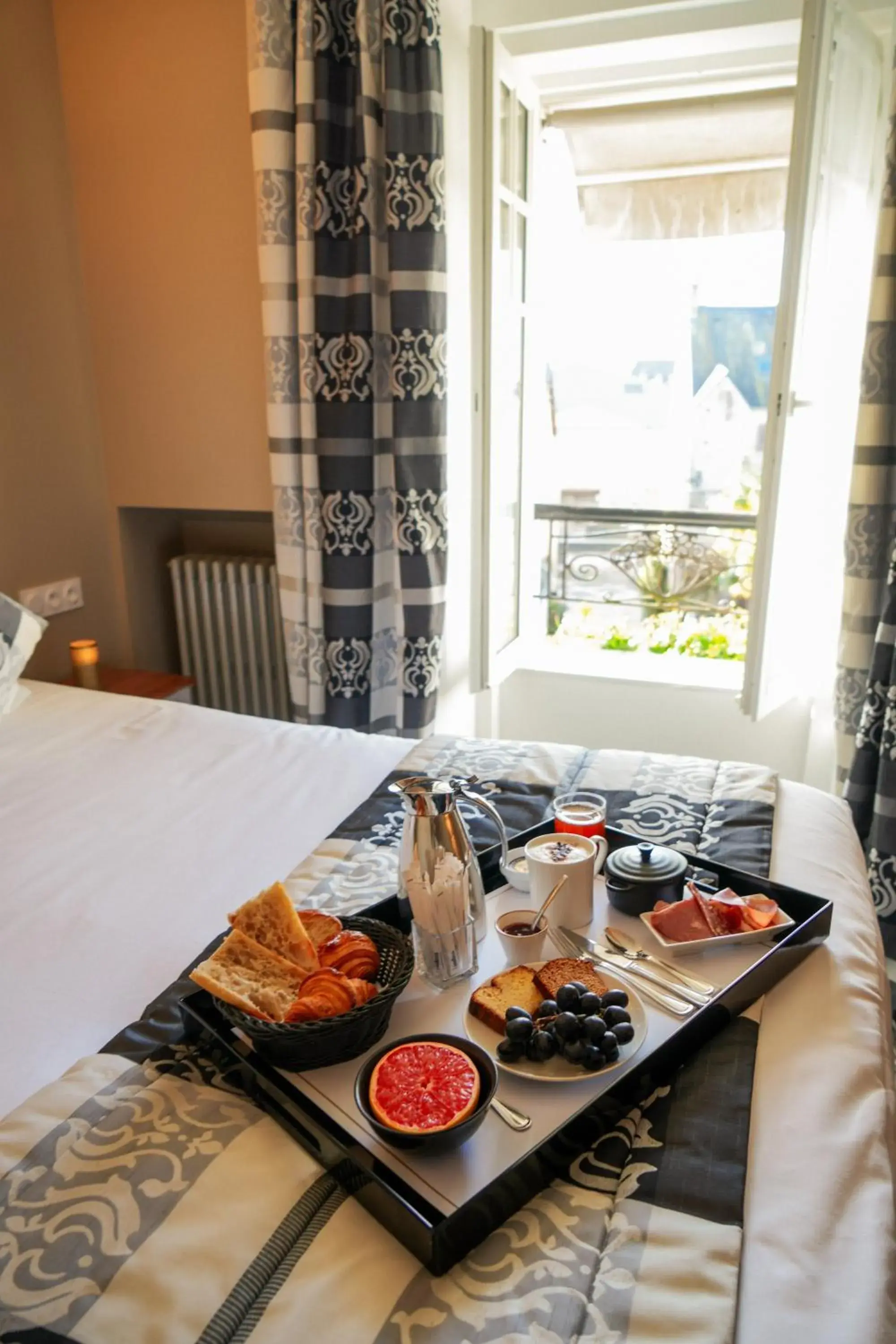 Continental breakfast, Bed in Hotel Le Lion D'Or et Restaurant La Table Du Lion Continental breakfast, Bed in Hotel Le Lion D'Or et Restaurant La Table Du Lion