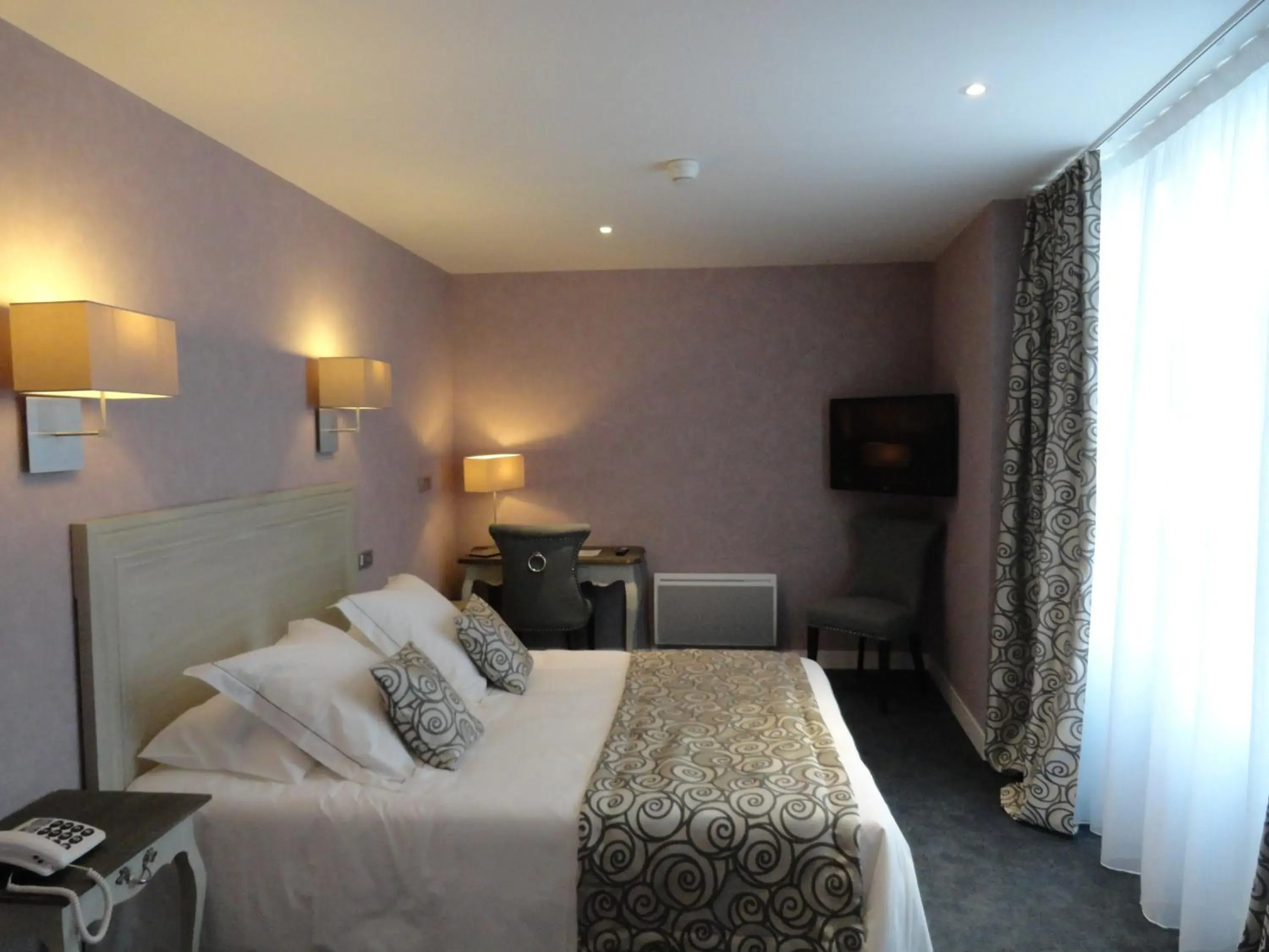 Photo of the whole room, Bed in Hotel Le Lion D'Or et Restaurant La Table Du Lion Photo of the whole room, Bed in Hotel Le Lion D'Or et Restaurant La Table Du Lion