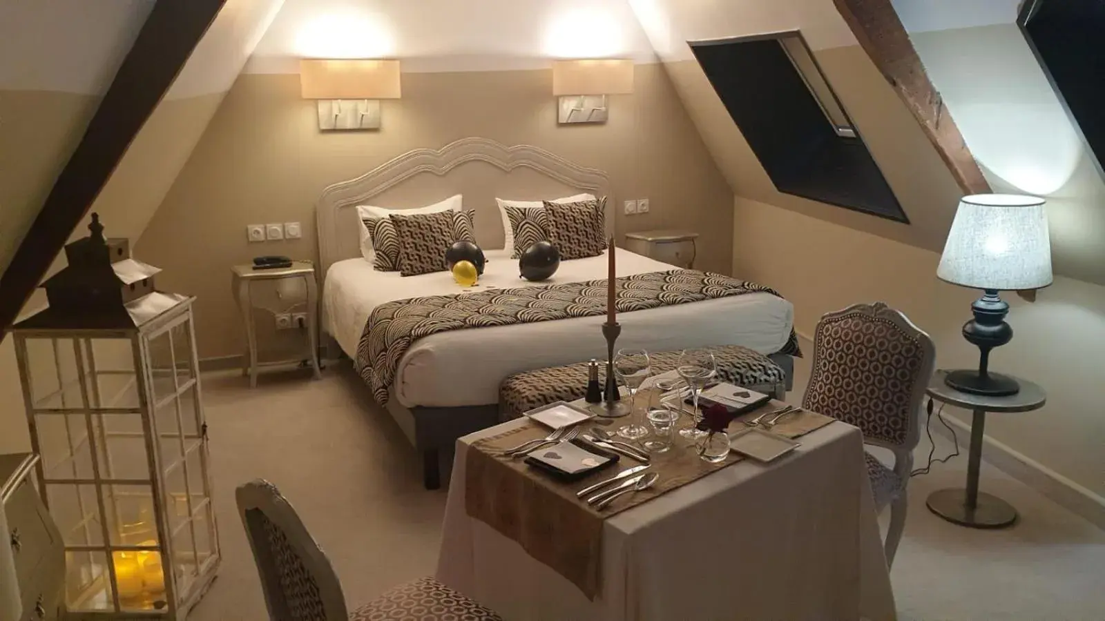 Dinner, Bed in Hotel Le Lion D'Or et Restaurant La Table Du Lion Dinner, Bed in Hotel Le Lion D'Or et Restaurant La Table Du Lion