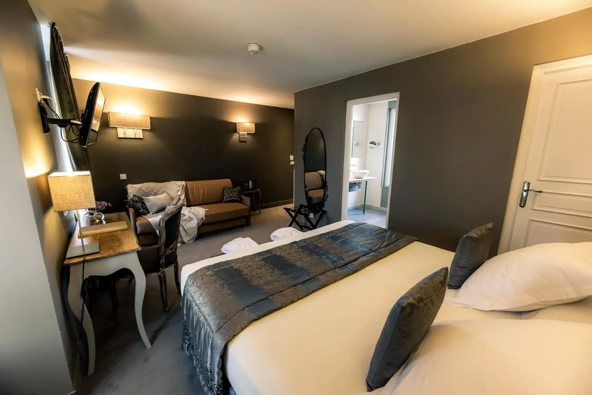 Photo of the whole room, Bed in Hotel Le Lion D'Or et Restaurant La Table Du Lion Photo of the whole room, Bed in Hotel Le Lion D'Or et Restaurant La Table Du Lion