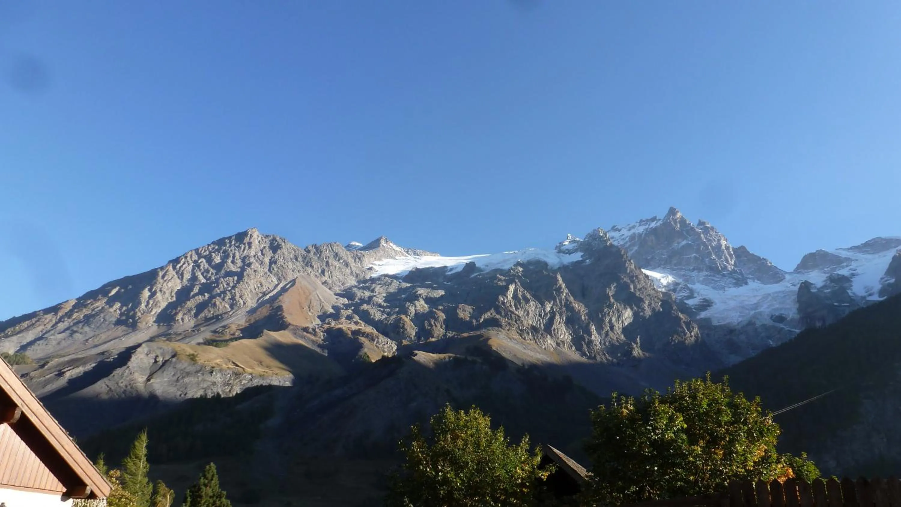 Mountain view in Cosy Appart'Hotel - Panoramic Village - La Grave