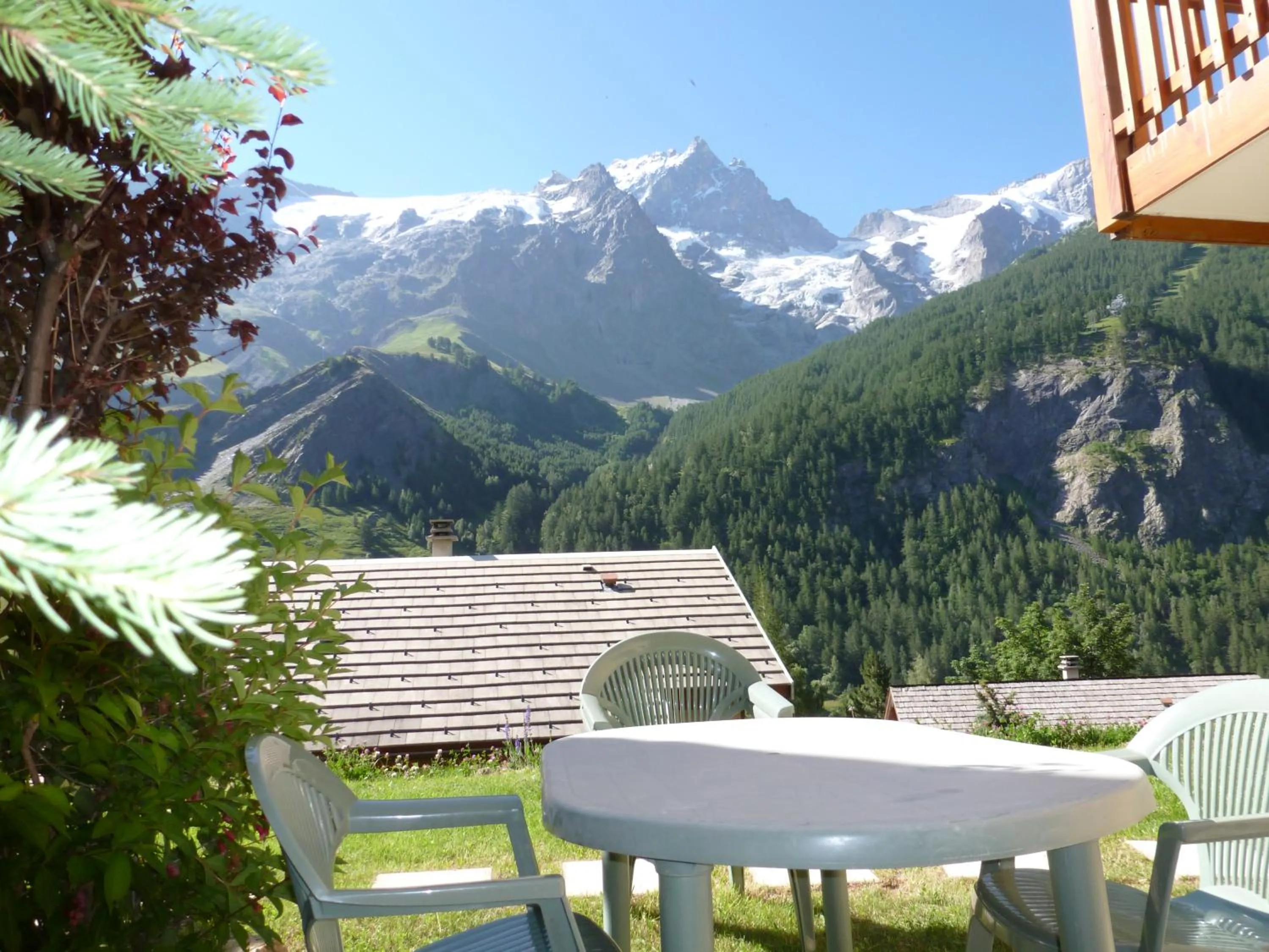Patio in Cosy Appart'Hotel - Panoramic Village - La Grave