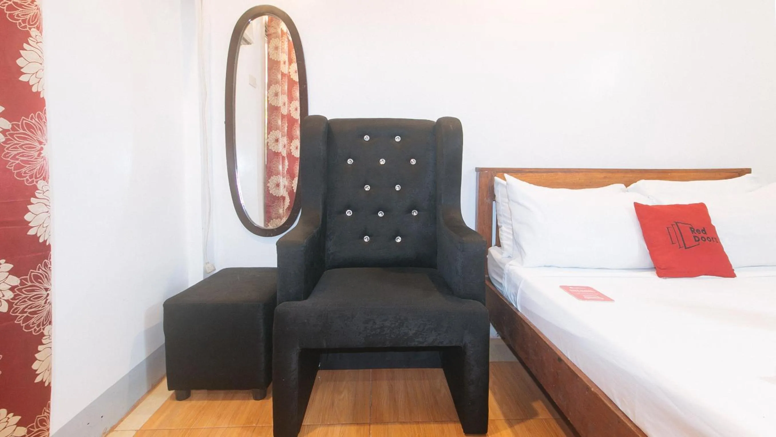 Seating area, Bed in RedDoorz @ Lualhati Garden Cottage El Nido Palawan