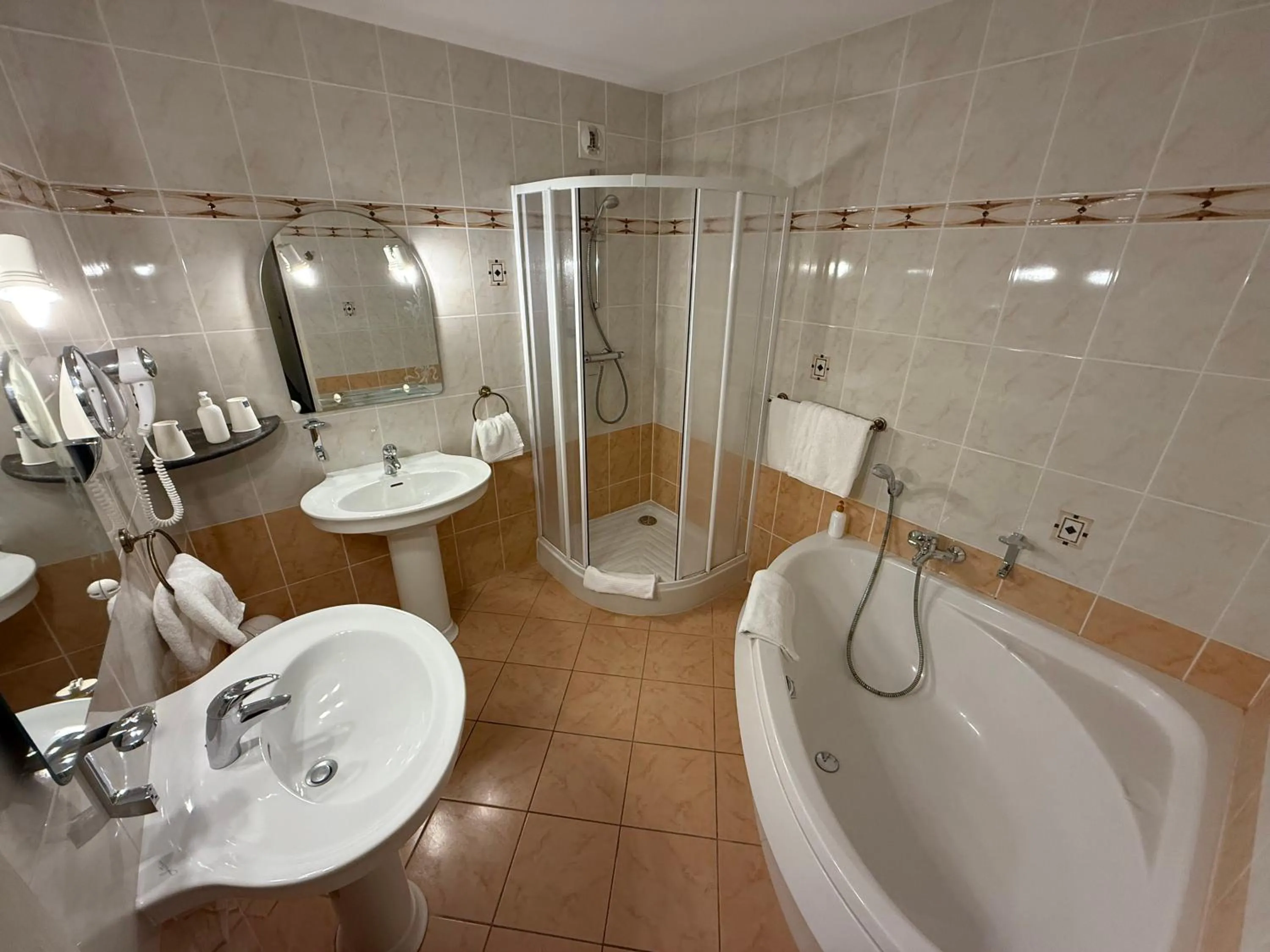 Shower in Hôtel Riquet