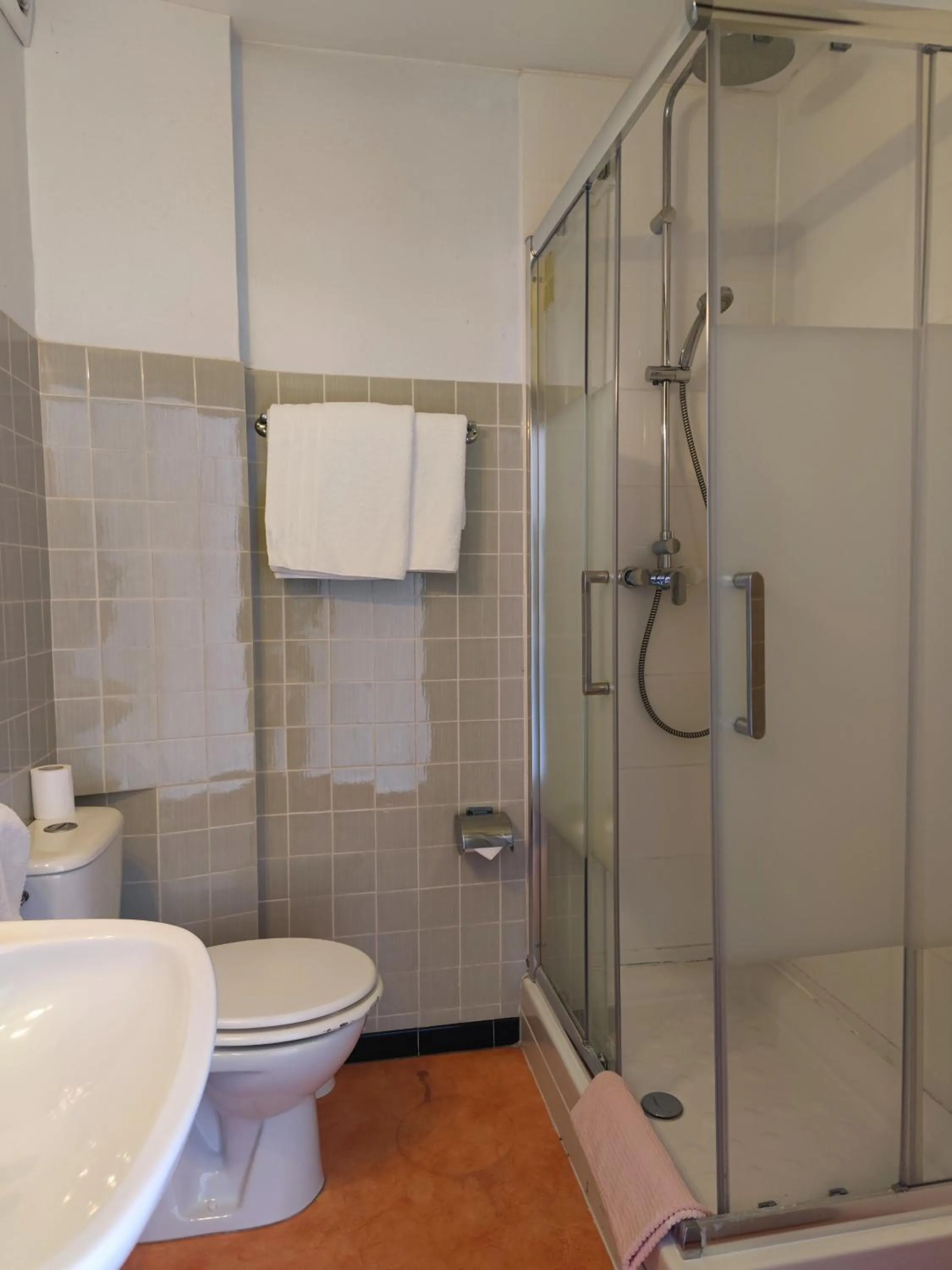 Shower in Hôtel Riquet