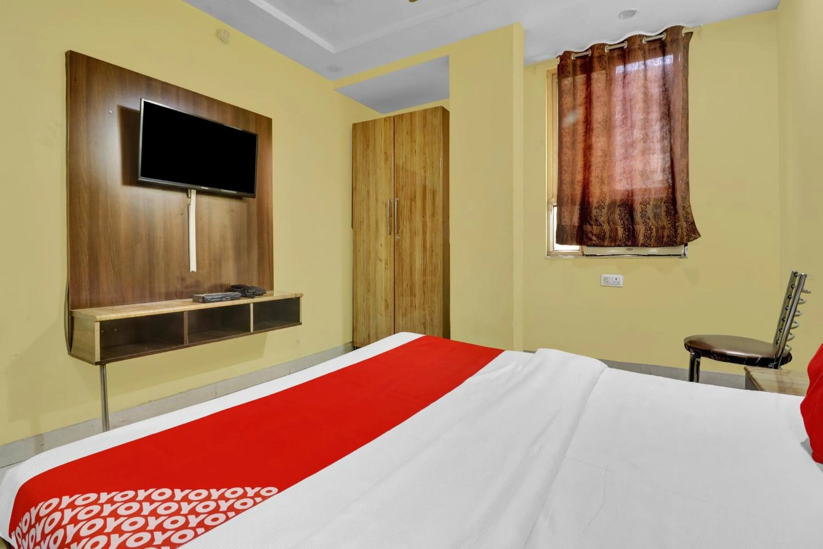 Bedroom, Bed in OYO 82518 hotel Royal in