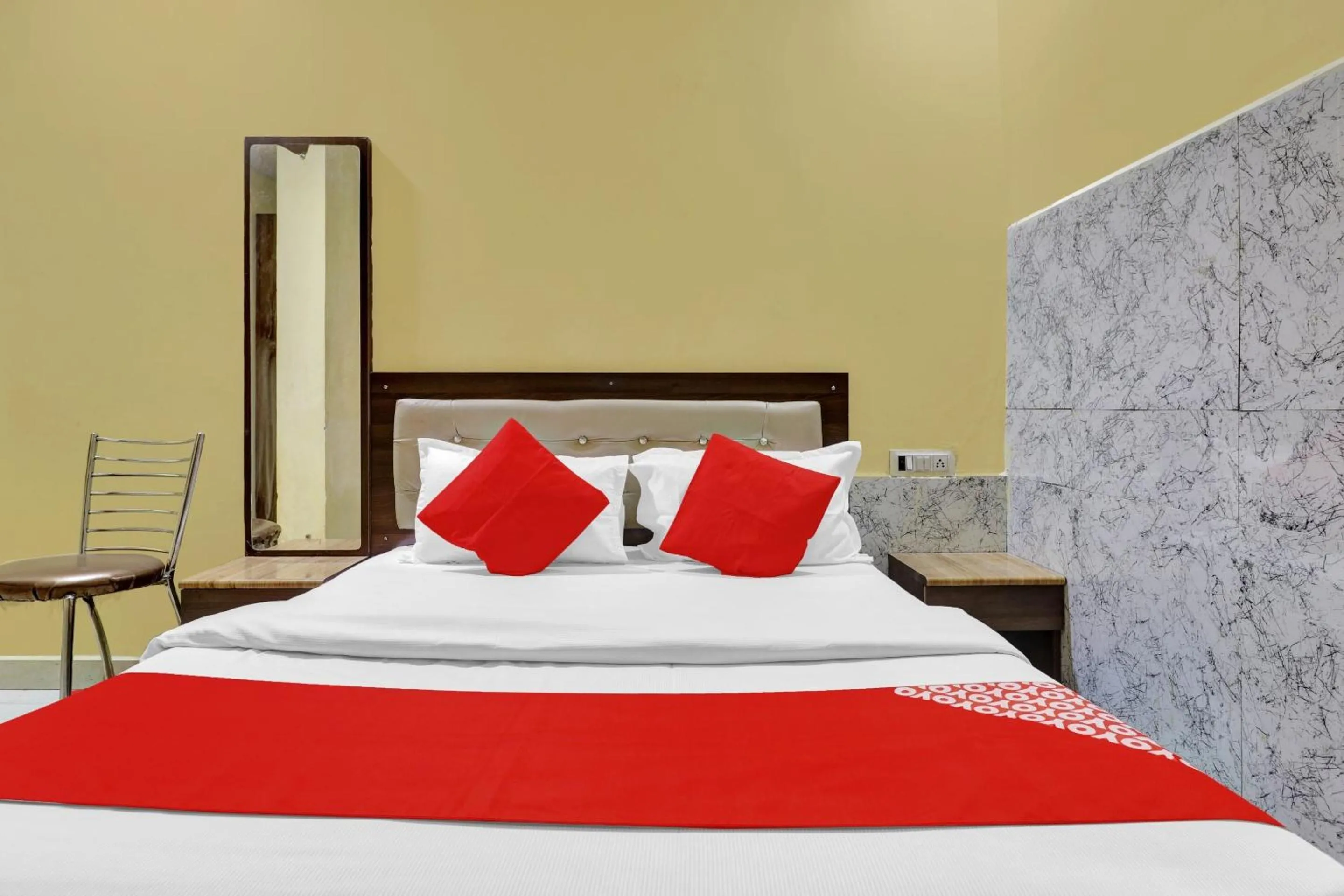 Bedroom, Bed in OYO 82518 hotel Royal in