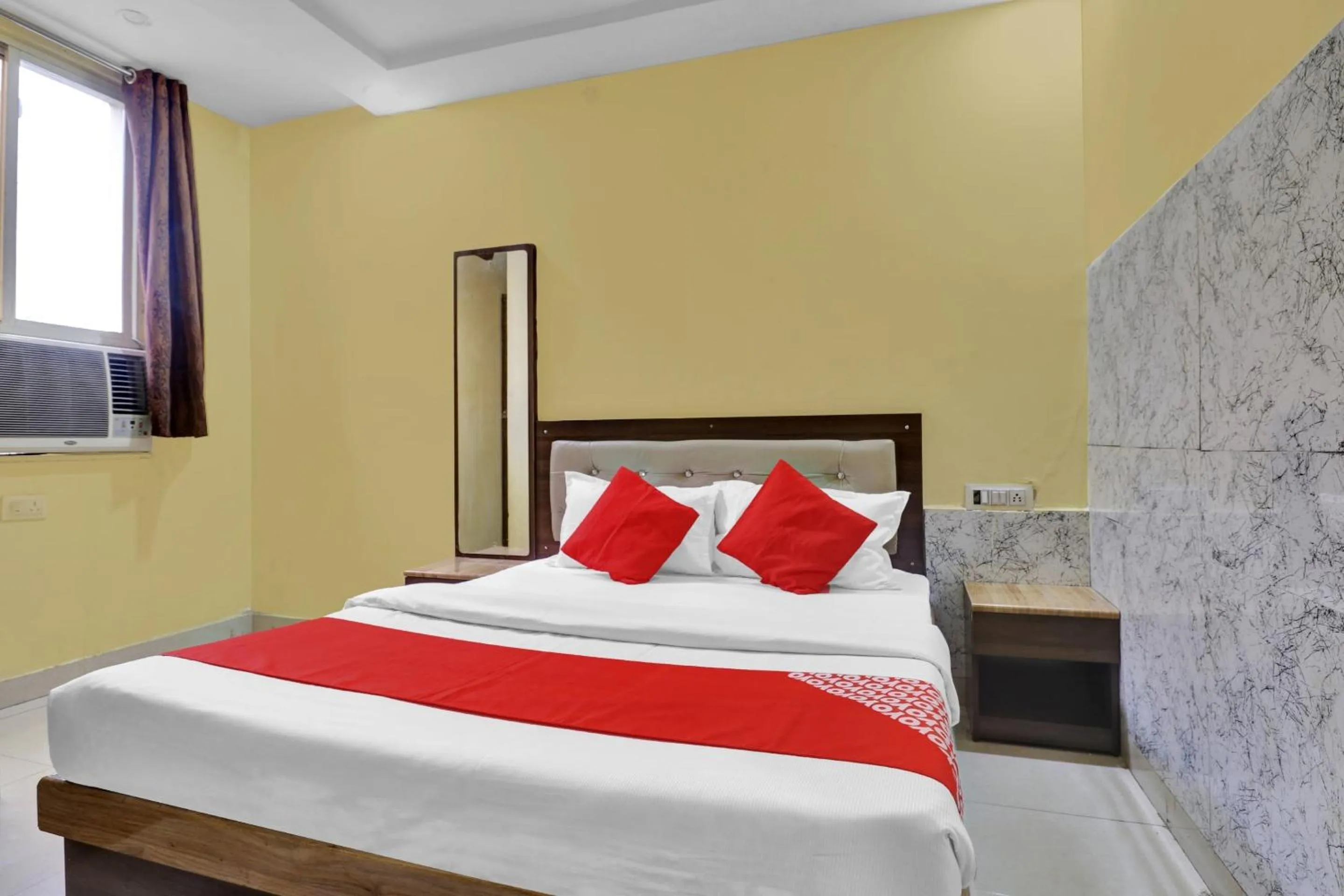 Bedroom, Bed in OYO 82518 hotel Royal in