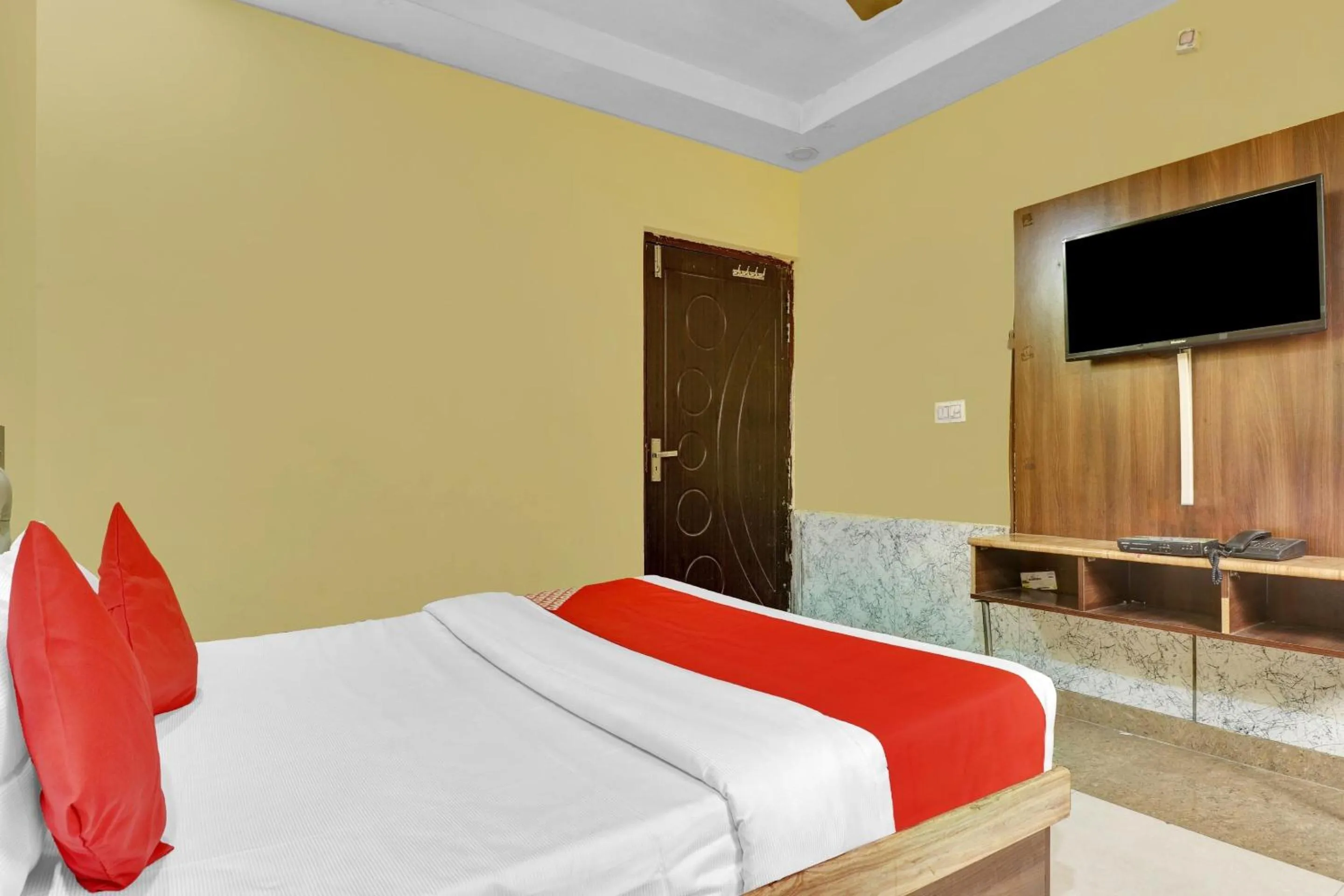 Facade/entrance, Bed in OYO 82518 hotel Royal in