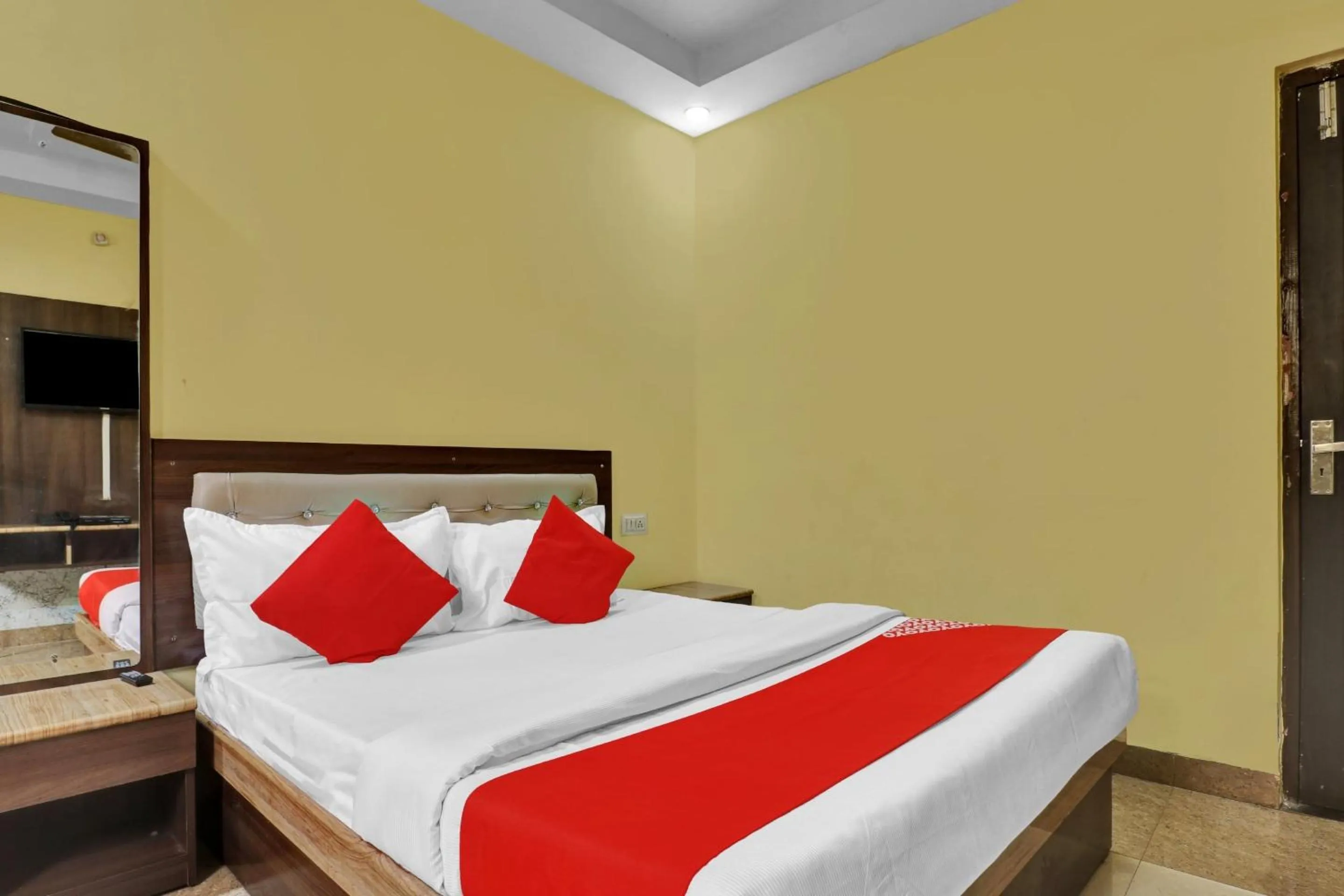 Bedroom, Bed in OYO 82518 hotel Royal in