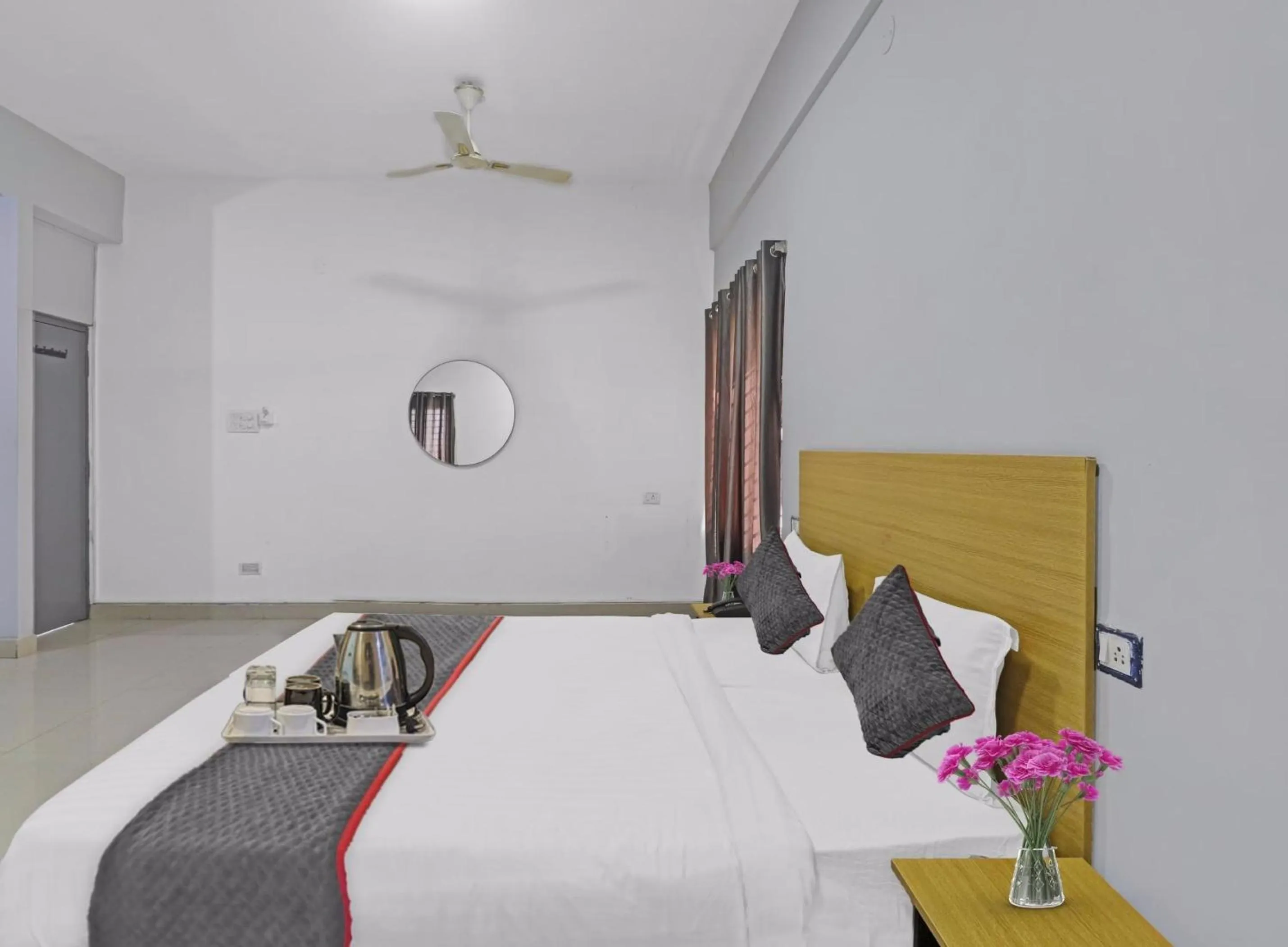 Facade/entrance, Bed in Townhouse Hotel White Orchid Inn