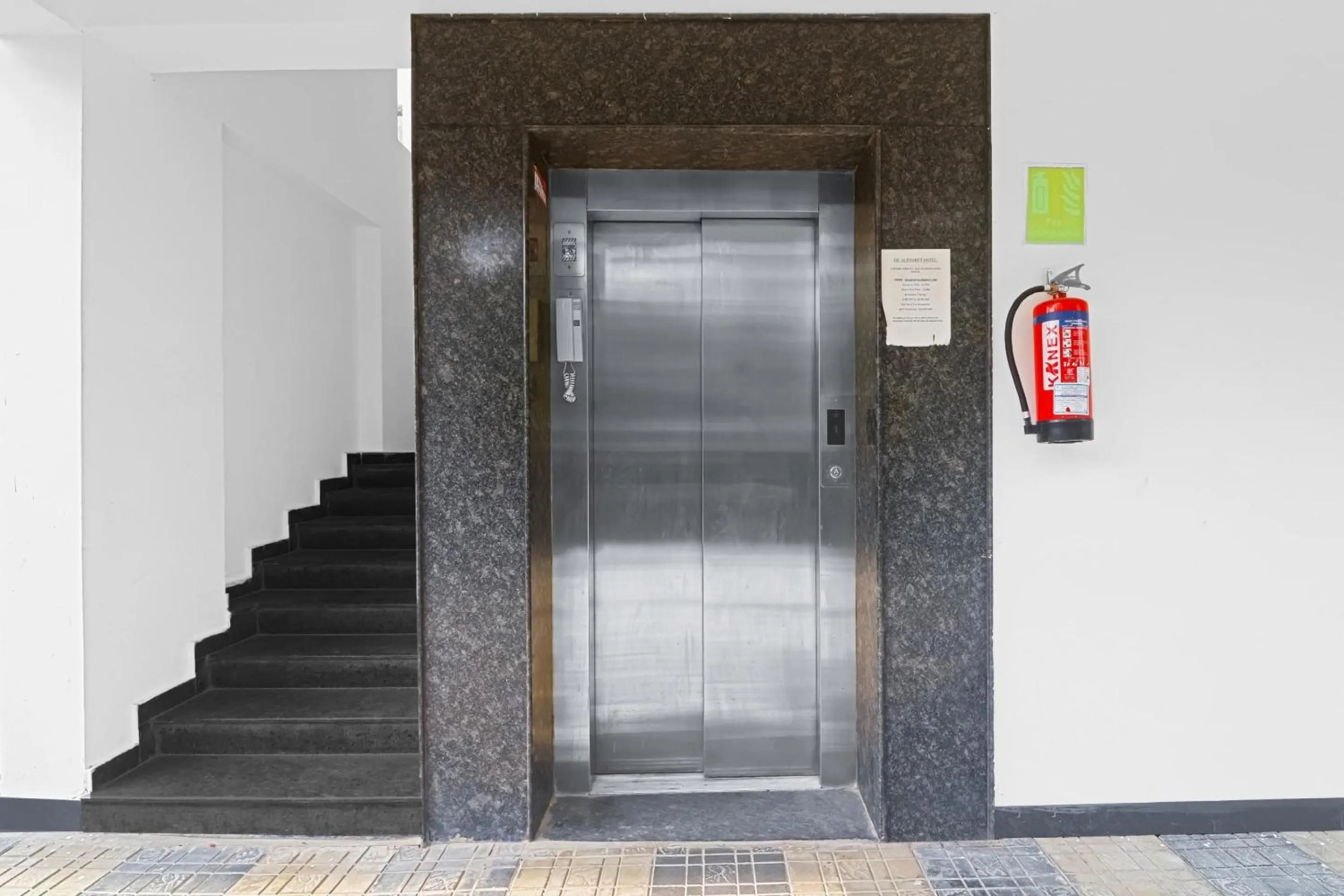 Lobby or reception in Townhouse Hotel White Orchid Inn