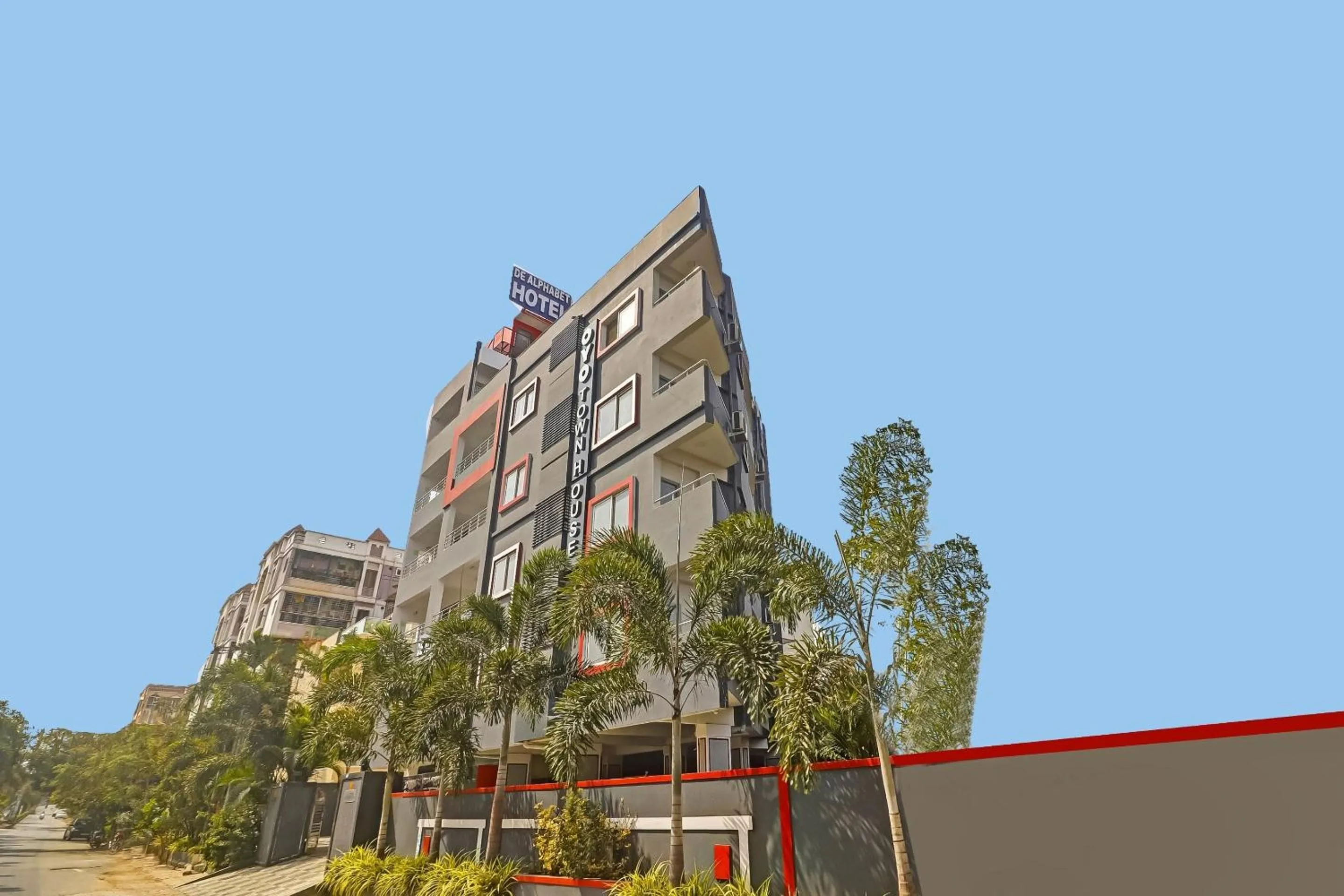 Facade/entrance in Townhouse Hotel White Orchid Inn