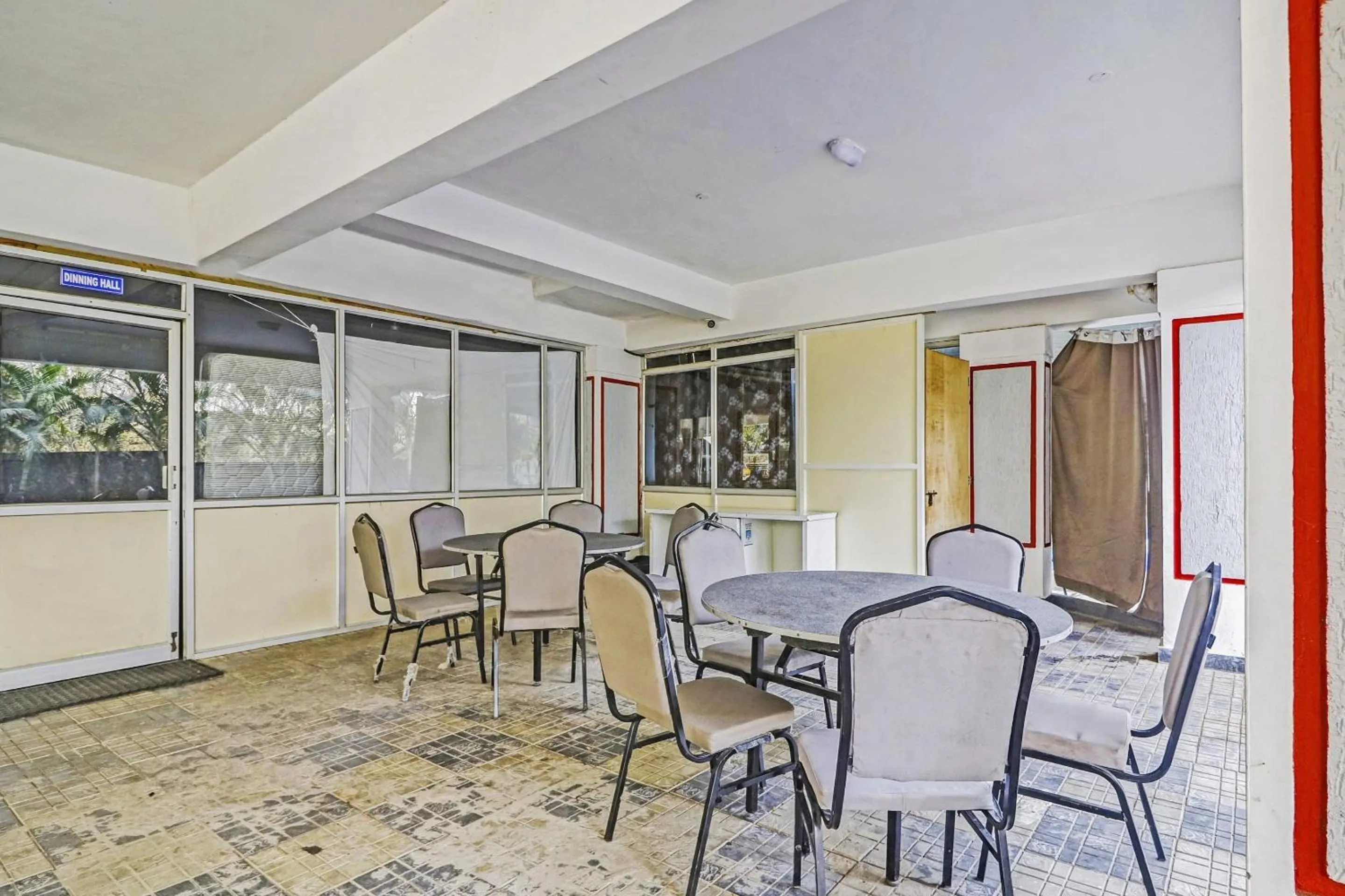 Restaurant/places to eat in Townhouse Hotel White Orchid Inn