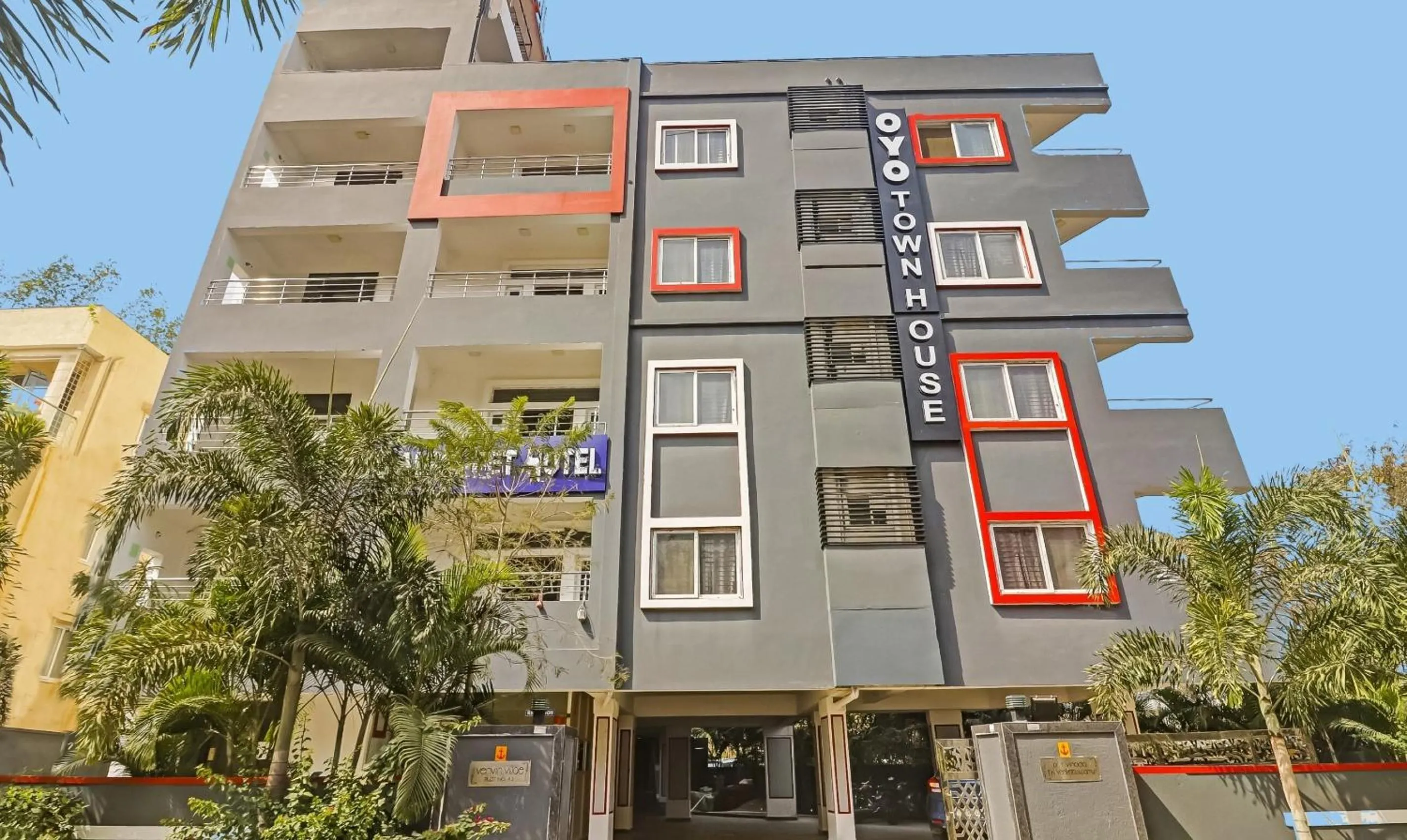 Facade/entrance in Townhouse Hotel White Orchid Inn