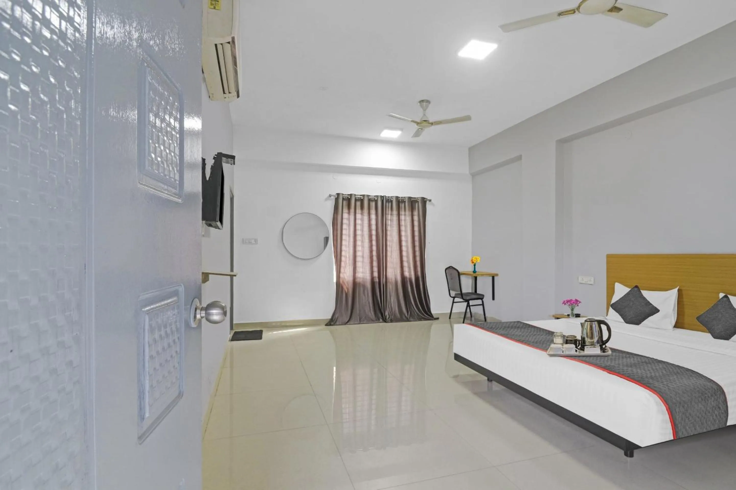 Bedroom, Bed in Townhouse Hotel White Orchid Inn