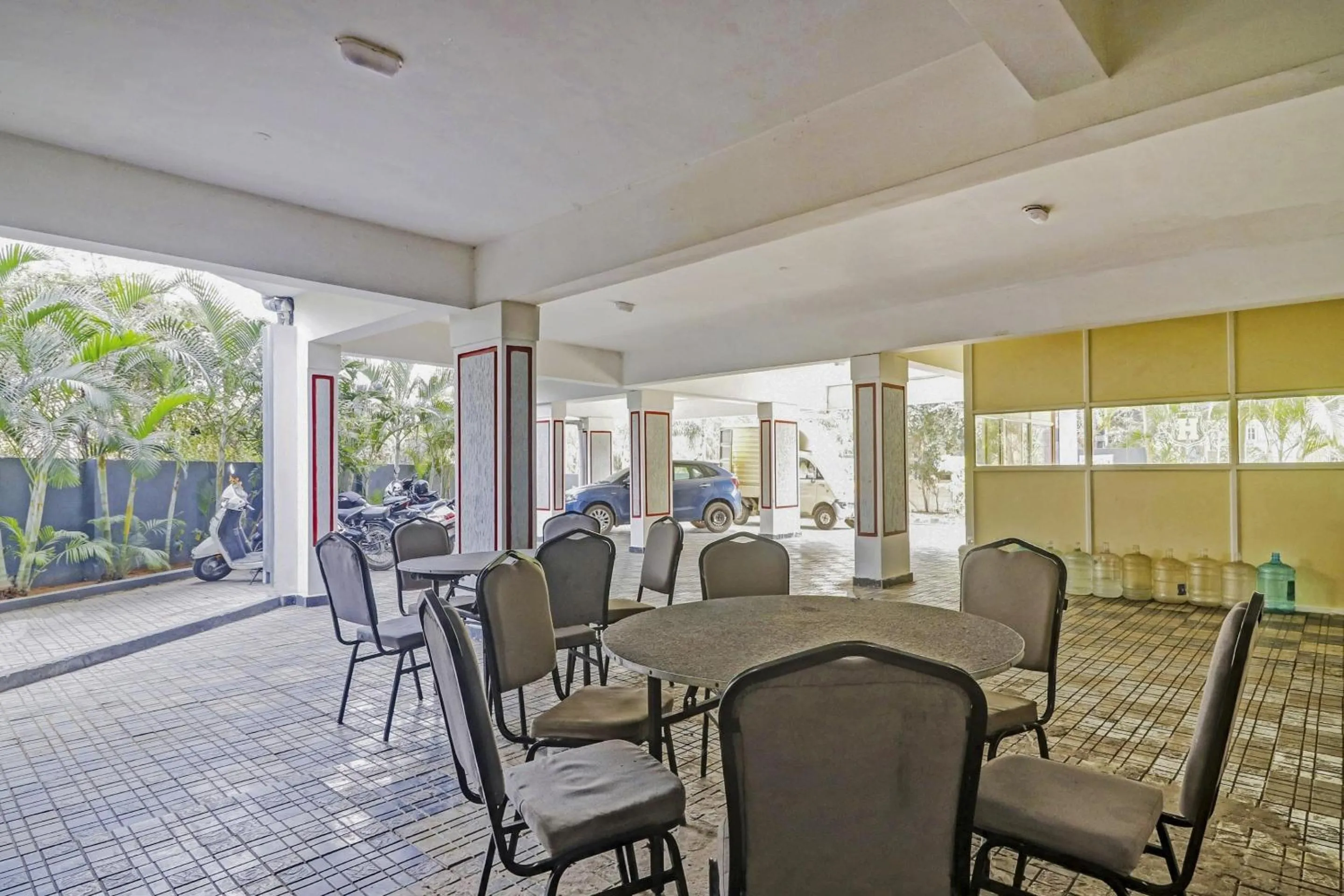 Restaurant/places to eat in Townhouse Hotel White Orchid Inn