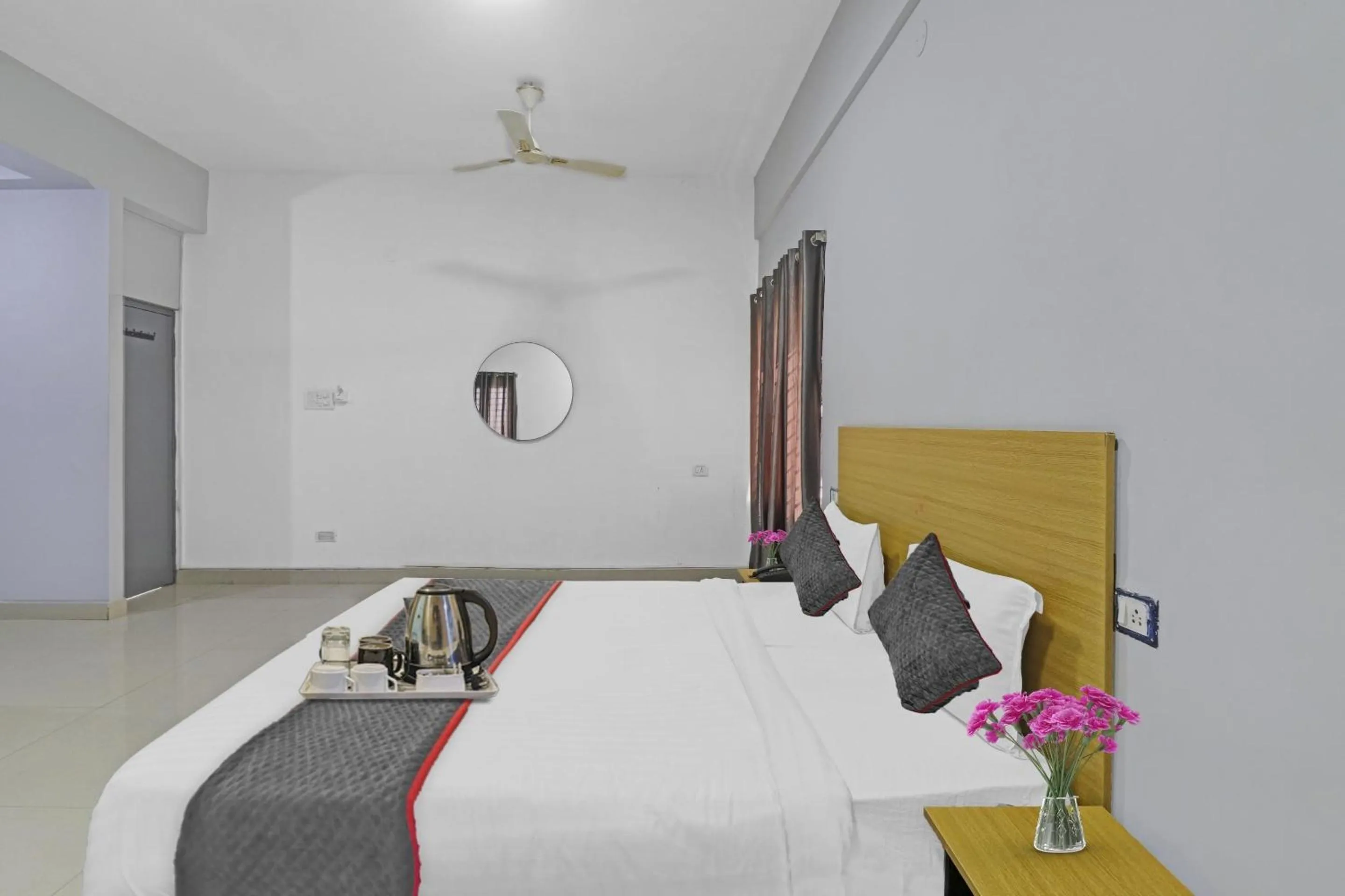 Lobby or reception, Bed in Townhouse Hotel White Orchid Inn