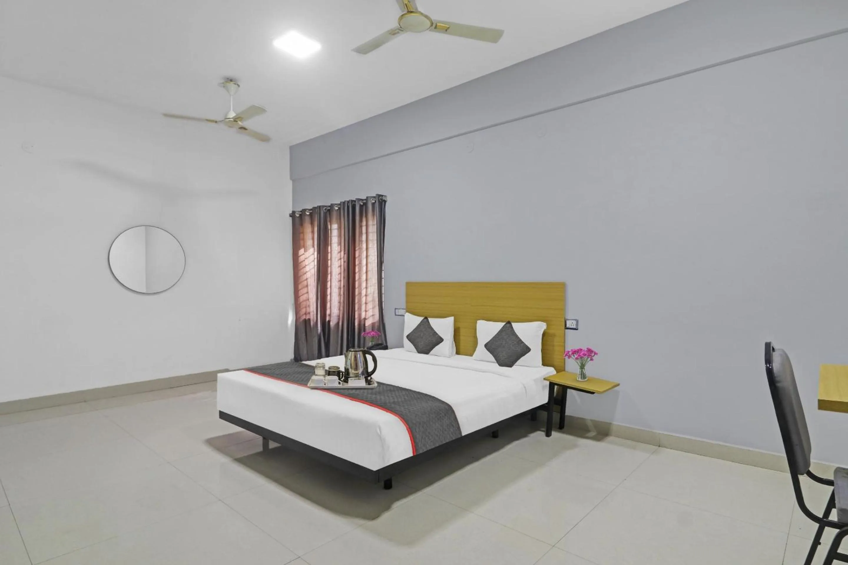 Lobby or reception, Bed in Townhouse Hotel White Orchid Inn